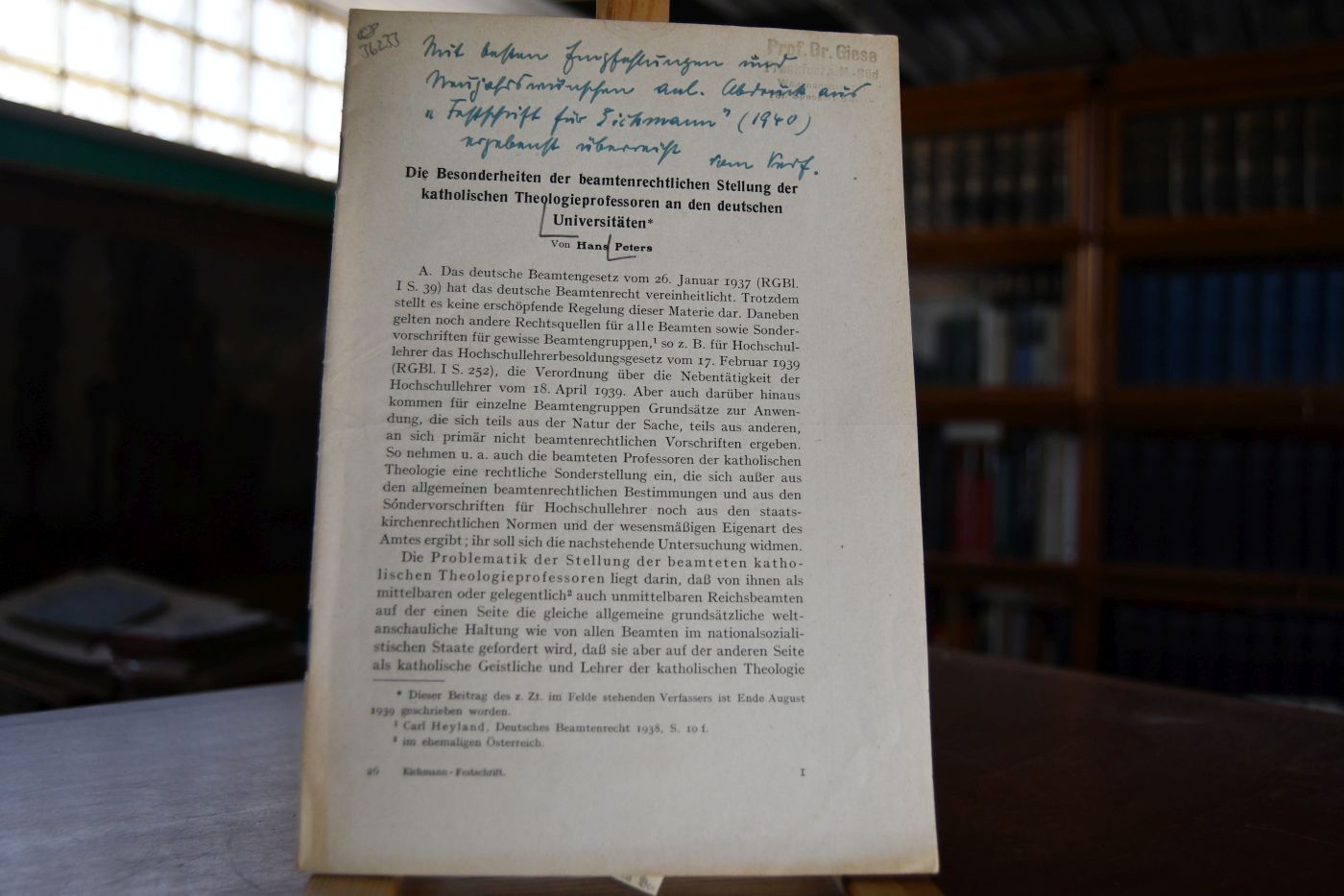 Die Besonderheiten der beamtenrechtlichen Stellung der katholischen Theologieprofessoren an den deutschen Universitäten.