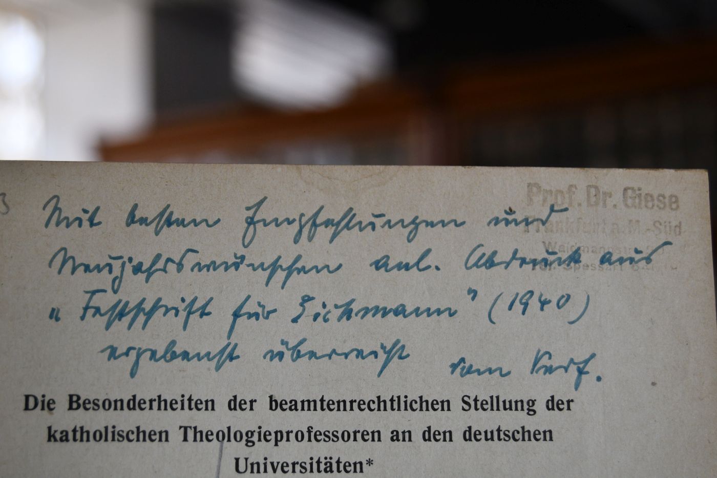 Die Besonderheiten der beamtenrechtlichen Stellung der katholischen Theologieprofessoren an den deutschen Universitäten.
