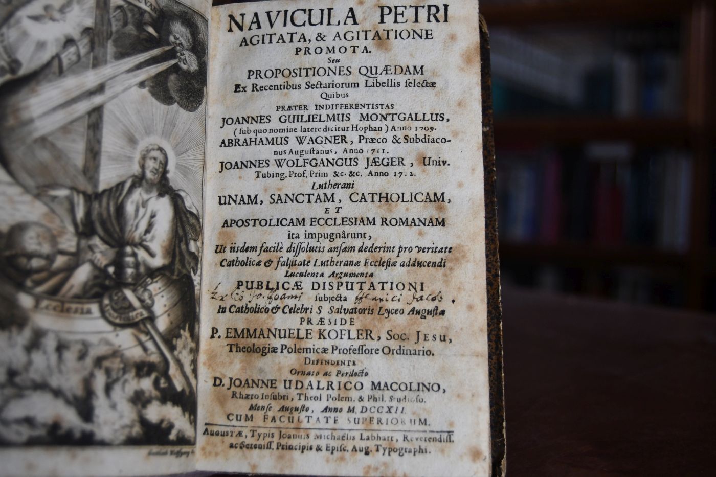 Navicula Petri Agitata, & Agitatione Promota. Seu Propositiones Quædam Ex Recentibus Sectariorum Libellis selectæ Quibus Præter Indifferentistas Joannes Guilielmus Montgallus, (sub quo nomine latere dicitur Hophan) Anno 1709. Abrahamus Wagner, Præco & Subdiaconus Augustanus, Anno 1711. Joannes Wolfgangus Jæger, Univ. Tubing. Prof. Prim. &c. &c. anno 1712. Lutherani Unam, Sanctam, Catholicam, Et Apostolicam Ecclesiam Romam ita impugnârunt, Ut iisdem facilè dissolutis ansam dederint pro veritate Catholicæ & falsitate Lutheranæ Ecclesiæ adducendi Luculenta Argumenta Publicæ Disputationi subjecta In Catholico & Celebri S Salvatoris Lyceo Augustæ Præside P. Emmanuele Kofler, Soc. Jesu, Theologiæ Polemicæ Professore Ordinario. Defendente Ornato ac Perdocto d. Joanne Udalrico Macolino, Rhæto Insubri , Theol. Polem. & Phil. Studioso. Mense Augusto, Anno M. DCCXII.