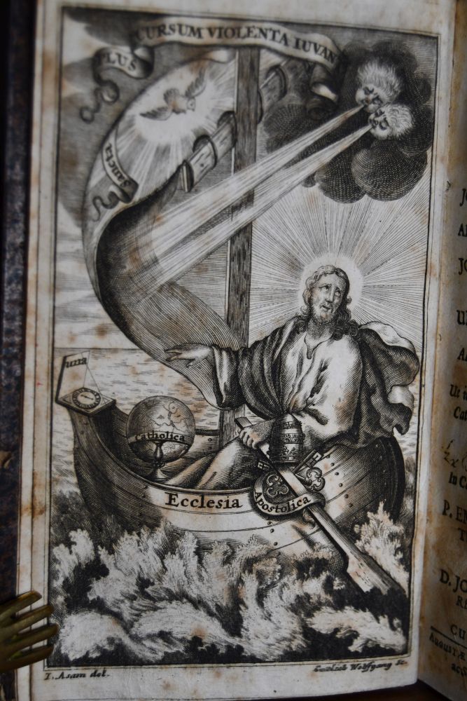 Navicula Petri Agitata, & Agitatione Promota. Seu Propositiones Quædam Ex Recentibus Sectariorum Libellis selectæ Quibus Præter Indifferentistas Joannes Guilielmus Montgallus, (sub quo nomine latere dicitur Hophan) Anno 1709. Abrahamus Wagner, Præco & Subdiaconus Augustanus, Anno 1711. Joannes Wolfgangus Jæger, Univ. Tubing. Prof. Prim. &c. &c. anno 1712. Lutherani Unam, Sanctam, Catholicam, Et Apostolicam Ecclesiam Romam ita impugnârunt, Ut iisdem facilè dissolutis ansam dederint pro veritate Catholicæ & falsitate Lutheranæ Ecclesiæ adducendi Luculenta Argumenta Publicæ Disputationi subjecta In Catholico & Celebri S Salvatoris Lyceo Augustæ Præside P. Emmanuele Kofler, Soc. Jesu, Theologiæ Polemicæ Professore Ordinario. Defendente Ornato ac Perdocto d. Joanne Udalrico Macolino, Rhæto Insubri , Theol. Polem. & Phil. Studioso. Mense Augusto, Anno M. DCCXII.