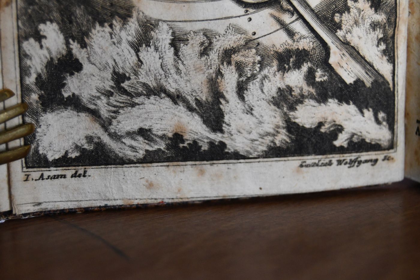 Navicula Petri Agitata, & Agitatione Promota. Seu Propositiones Quædam Ex Recentibus Sectariorum Libellis selectæ Quibus Præter Indifferentistas Joannes Guilielmus Montgallus, (sub quo nomine latere dicitur Hophan) Anno 1709. Abrahamus Wagner, Præco & Subdiaconus Augustanus, Anno 1711. Joannes Wolfgangus Jæger, Univ. Tubing. Prof. Prim. &c. &c. anno 1712. Lutherani Unam, Sanctam, Catholicam, Et Apostolicam Ecclesiam Romam ita impugnârunt, Ut iisdem facilè dissolutis ansam dederint pro veritate Catholicæ & falsitate Lutheranæ Ecclesiæ adducendi Luculenta Argumenta Publicæ Disputationi subjecta In Catholico & Celebri S Salvatoris Lyceo Augustæ Præside P. Emmanuele Kofler, Soc. Jesu, Theologiæ Polemicæ Professore Ordinario. Defendente Ornato ac Perdocto d. Joanne Udalrico Macolino, Rhæto Insubri , Theol. Polem. & Phil. Studioso. Mense Augusto, Anno M. DCCXII.