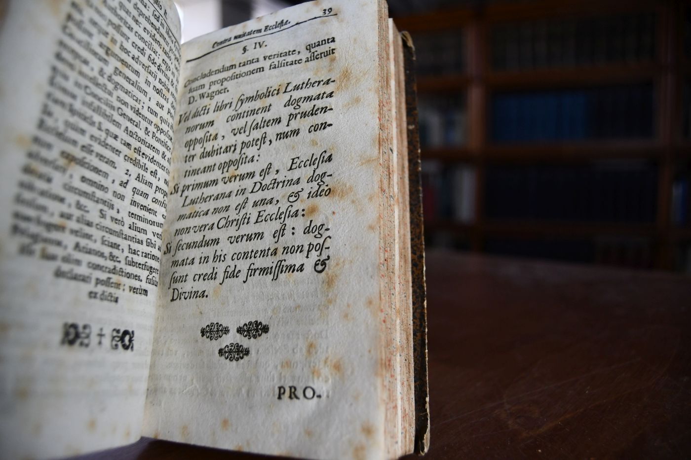 Navicula Petri Agitata, & Agitatione Promota. Seu Propositiones Quædam Ex Recentibus Sectariorum Libellis selectæ Quibus Præter Indifferentistas Joannes Guilielmus Montgallus, (sub quo nomine latere dicitur Hophan) Anno 1709. Abrahamus Wagner, Præco & Subdiaconus Augustanus, Anno 1711. Joannes Wolfgangus Jæger, Univ. Tubing. Prof. Prim. &c. &c. anno 1712. Lutherani Unam, Sanctam, Catholicam, Et Apostolicam Ecclesiam Romam ita impugnârunt, Ut iisdem facilè dissolutis ansam dederint pro veritate Catholicæ & falsitate Lutheranæ Ecclesiæ adducendi Luculenta Argumenta Publicæ Disputationi subjecta In Catholico & Celebri S Salvatoris Lyceo Augustæ Præside P. Emmanuele Kofler, Soc. Jesu, Theologiæ Polemicæ Professore Ordinario. Defendente Ornato ac Perdocto d. Joanne Udalrico Macolino, Rhæto Insubri , Theol. Polem. & Phil. Studioso. Mense Augusto, Anno M. DCCXII.