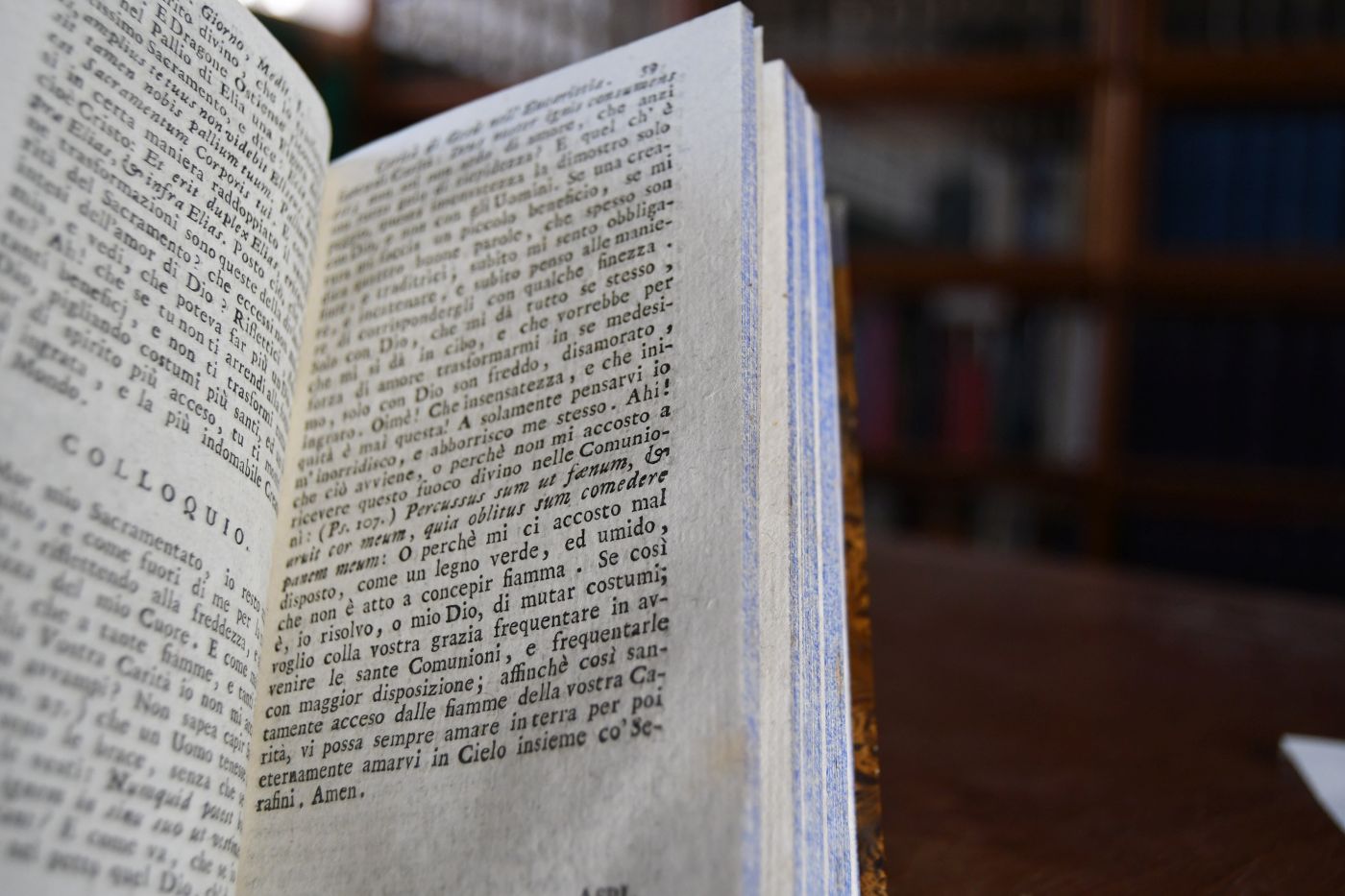 Il Cuor tra le Fiamme dello Spirito Sancto ovveroEsercizj divoti per la Novena, e Feste della Pentecoste. Con una Parenesi a` venerandi Sacerdoti Ministri del Paracleto. Beigebunden Settimana Eucaristica, ovvero pratiche divote Ad onor del SS. Sacramento dell` Eucaristia per l`ottava del Corpus Domini, E per qualunque altra Settima dell` Anno del Padre Liborio Siniscalchi. Venezia, Bettinelli, 1797, 288 S.