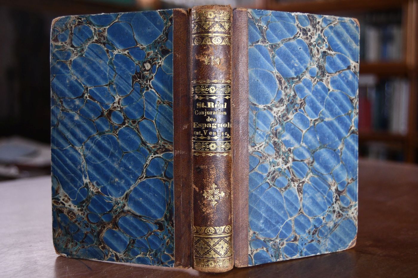 Conjuration des Espagnols contre la Republique de Venise; precedee de sept discours sur l`usage de l`histoire, et suivie de la conjuration des Graeques.