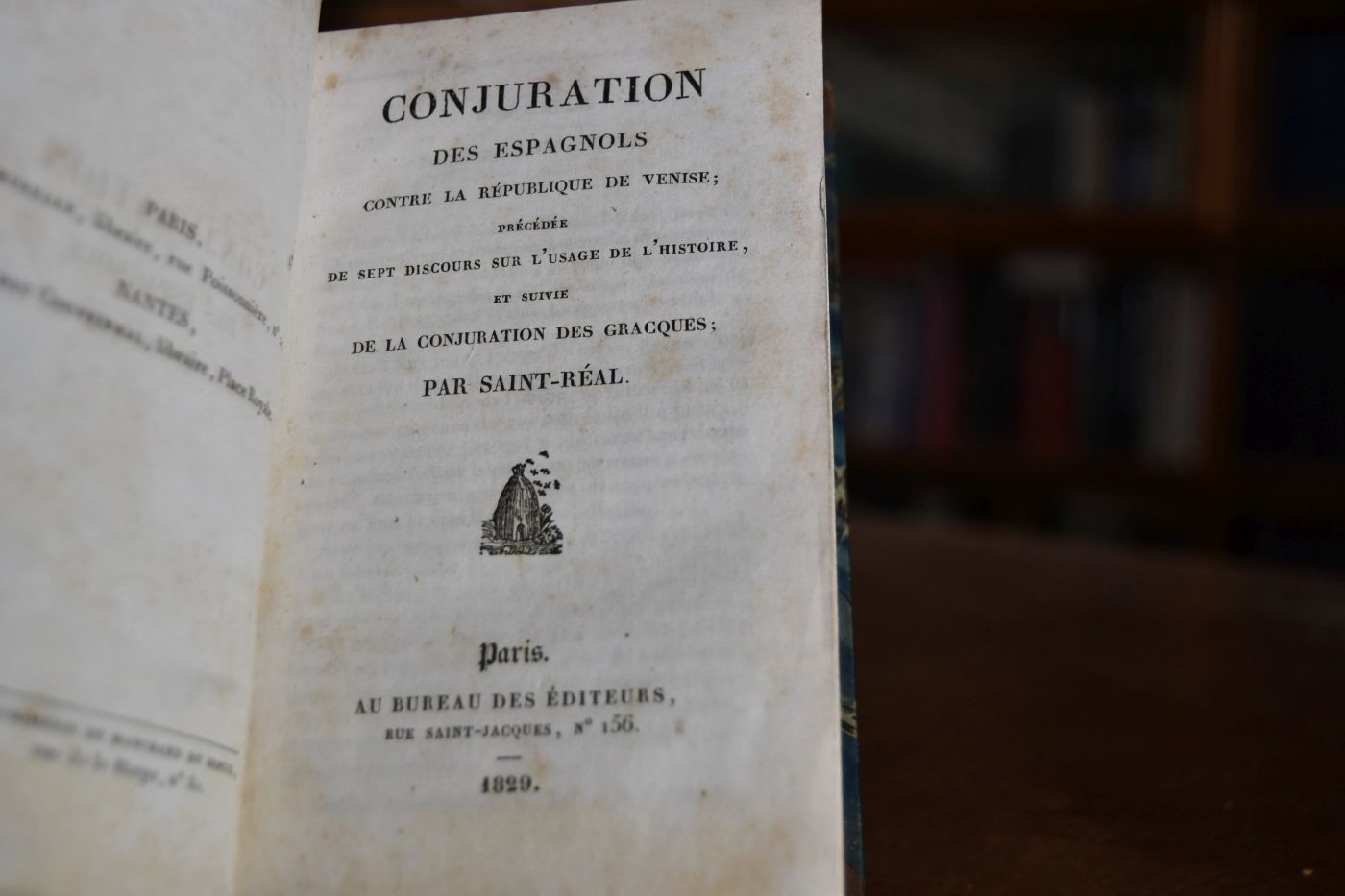 Conjuration des Espagnols contre la Republique de Venise; precedee de sept discours sur l`usage de l`histoire, et suivie de la conjuration des Graeques.
