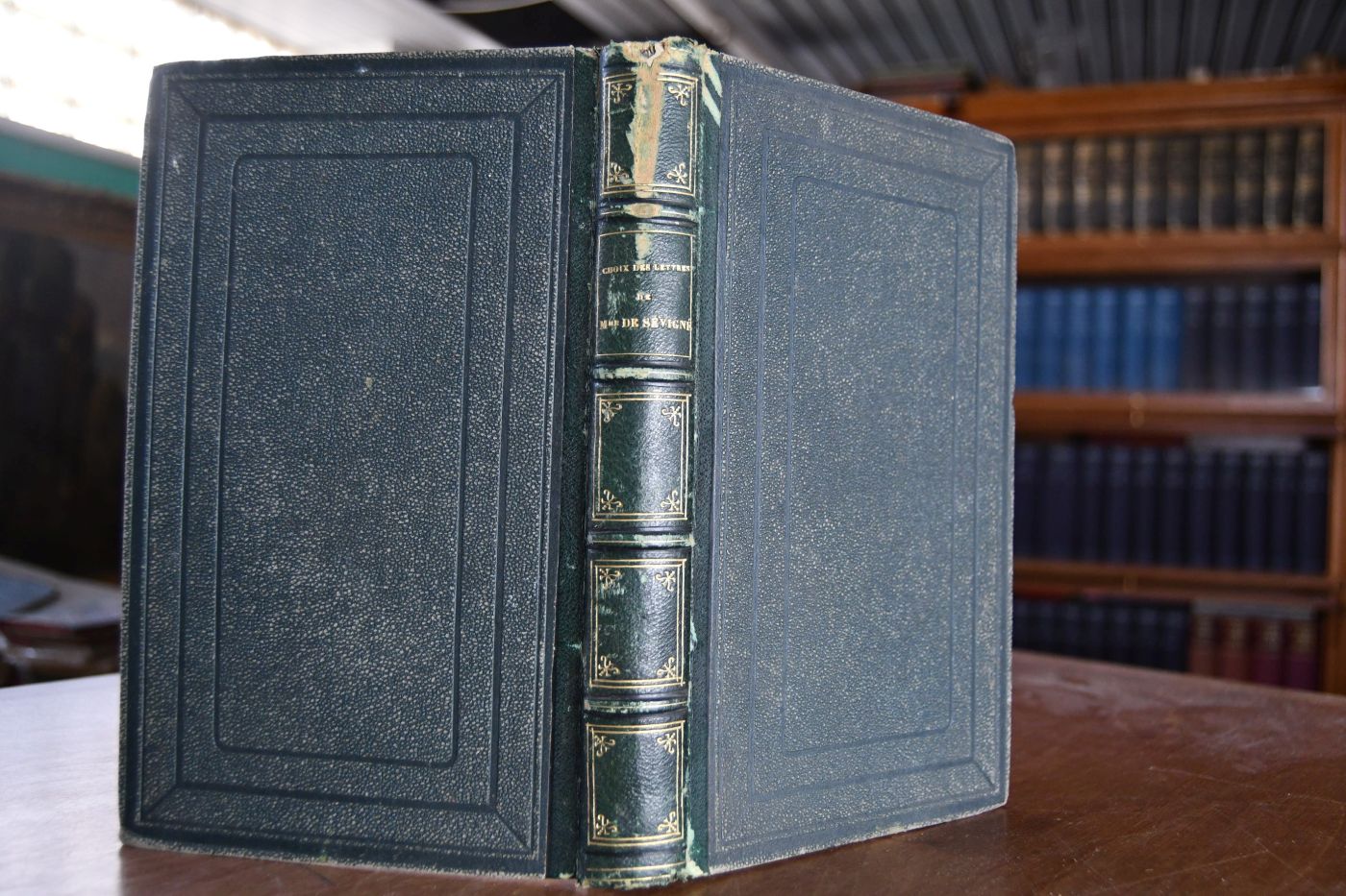 Nouveaux choix des lettres de Madame De Sevigne, specialement destine aux petits seminaires et aux pensionnats de Demoiselles.
