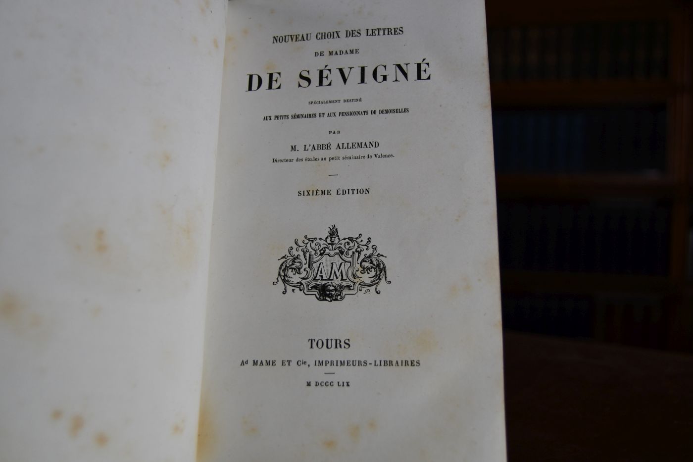 Nouveaux choix des lettres de Madame De Sevigne, specialement destine aux petits seminaires et aux pensionnats de Demoiselles.