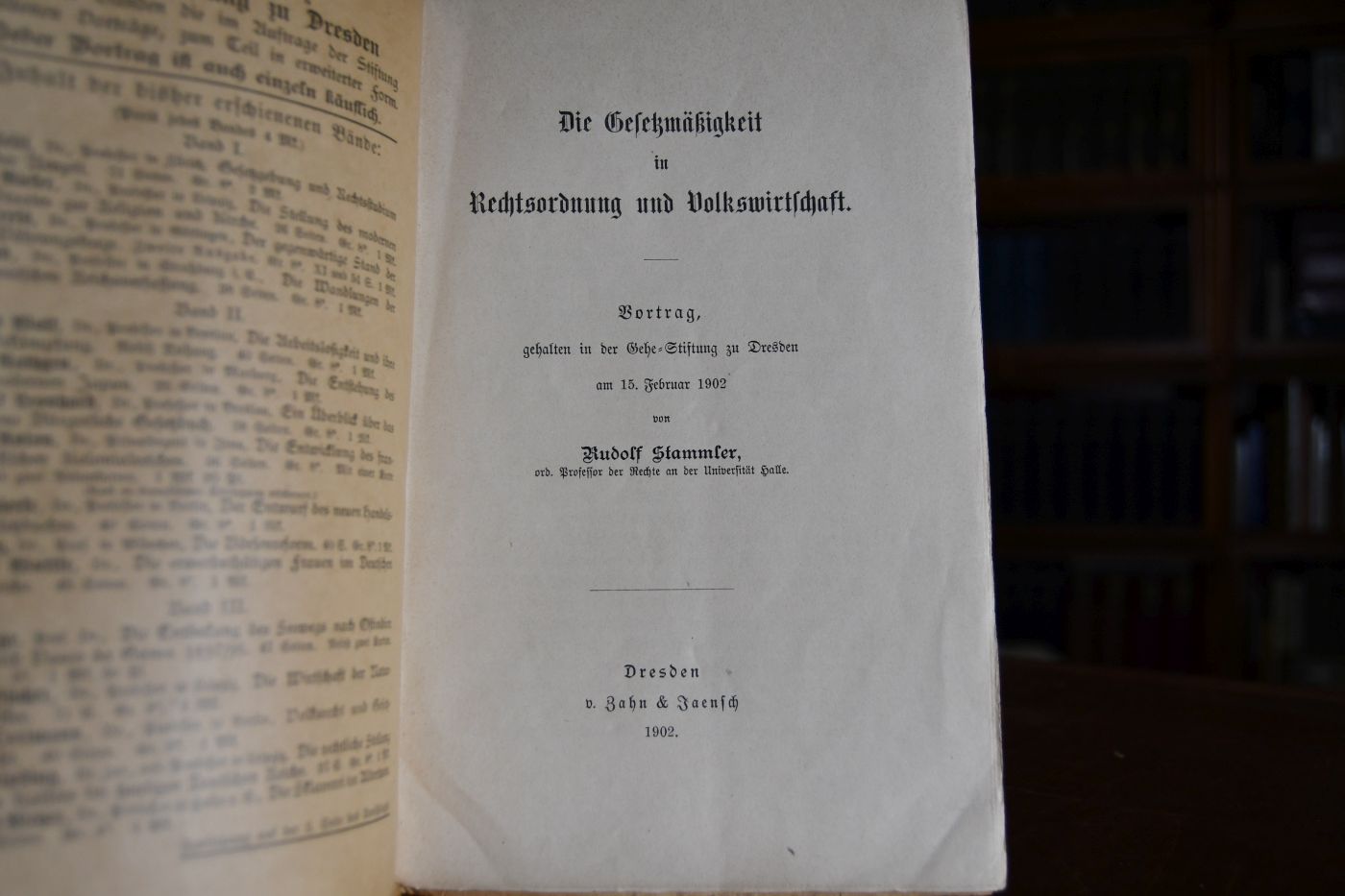 Die Gesetzmäßigkeit in Rechtsordnung und Volkswirtschaft. Vortrag gehalten in der Gehe-Stiftung zu Dresden am 15. Februar 1902.