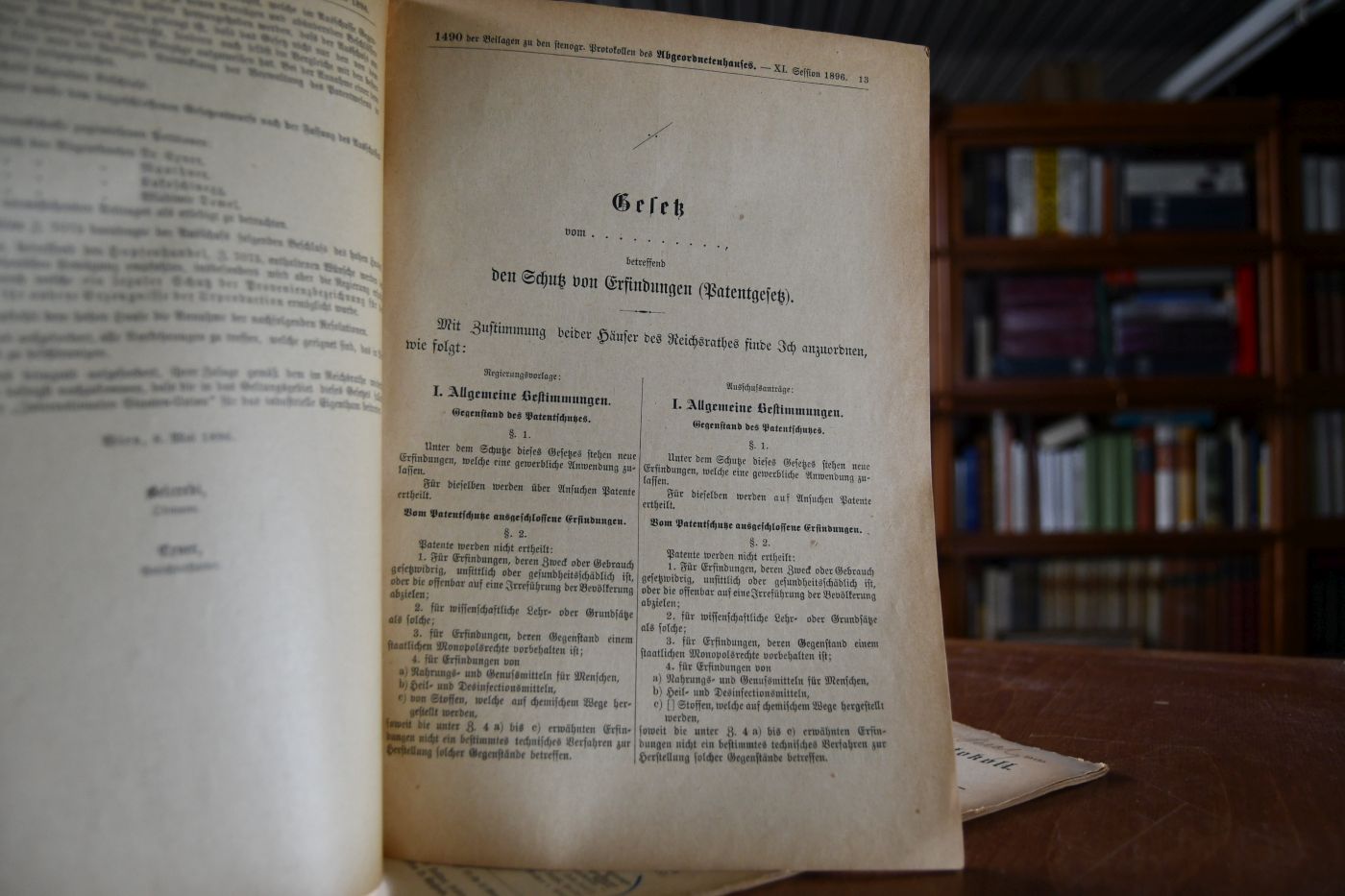 Bericht des Privilegienausschusses über die Regierungsvorlage, betreffend den Schutz von Erfindungen (Patentgesetz). 1490 der Beilagen zu den stenogr. Protokollen des Abgeordnetenhauses, XI. Session 1896. + Stenographisches Protokoll, Haus der Abgeordneten XI. Session, 504. Sitzung am 29. Mai 1896 (25485).