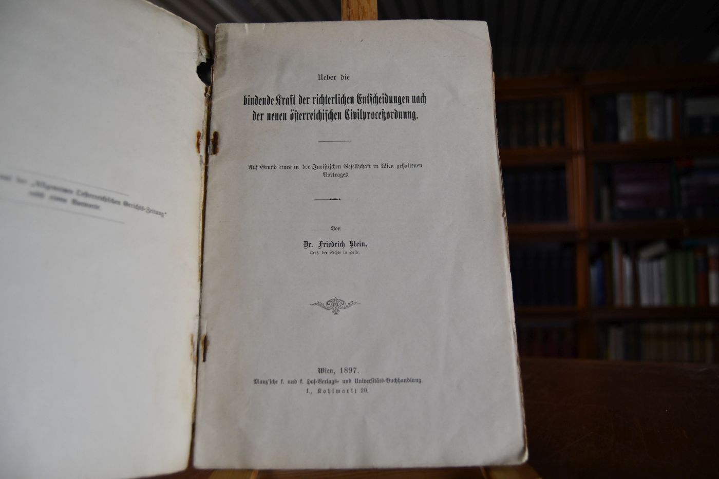 Ueber die bindende Kraft der richterlichen Entscheidungen nach der neuen österreichischen Civilprozeßordnung. AUf Grund eines in der Juristischen Gesellschaft in WIen gehaltenen Vortrages.