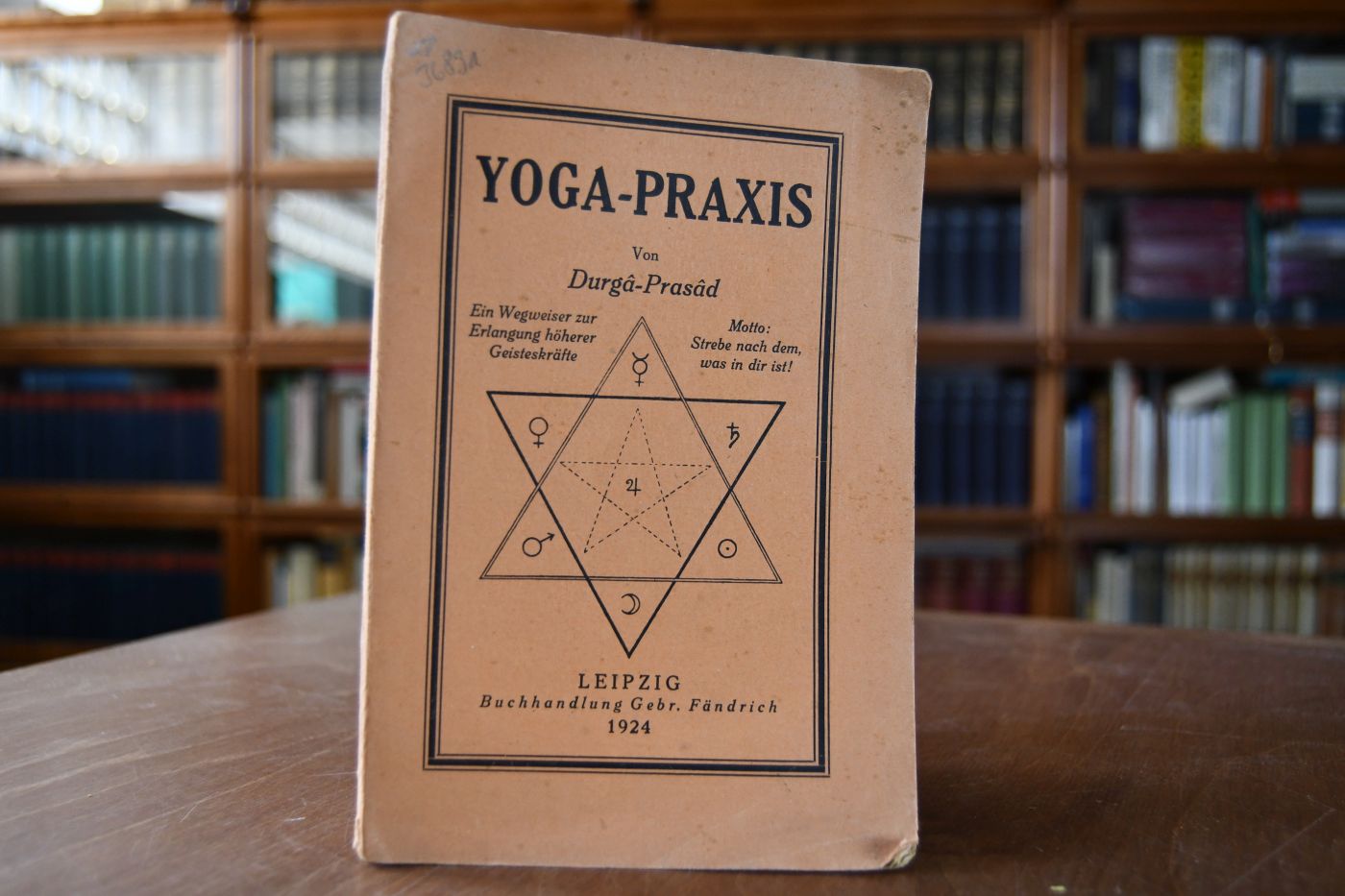 Yoga Praxis. Ein Wegweiser zur Erlangung höherer Geisteskräfte. Motto Strebe nach dem, was in dir ist.