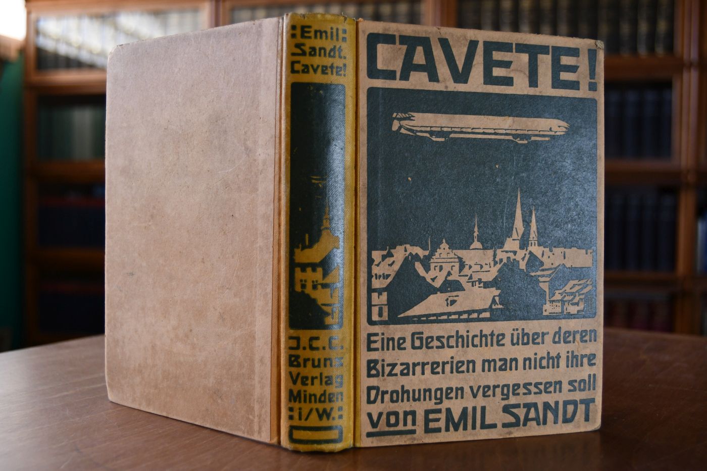 Cavete! Eine Geschichte, über deren Bizarrerien man nicht ihre Drohungen vergessen soll.