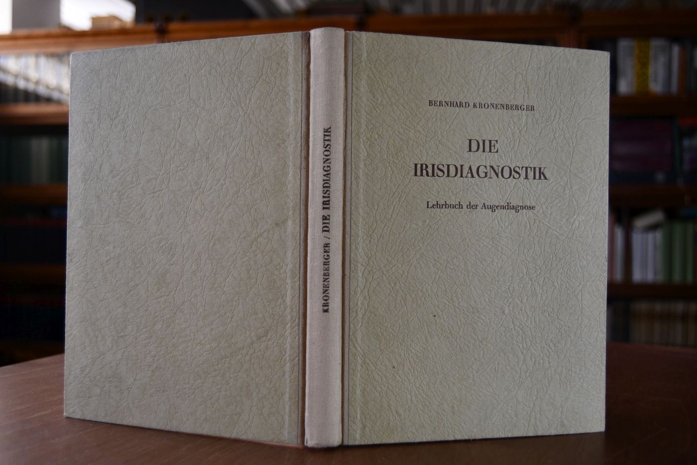 Die Irisdiagnostik. Lehrbuch der Augendiagnose mit wissenschaftlicher Begründung sowie zahlreichen Abbildungen und Iristafeln.