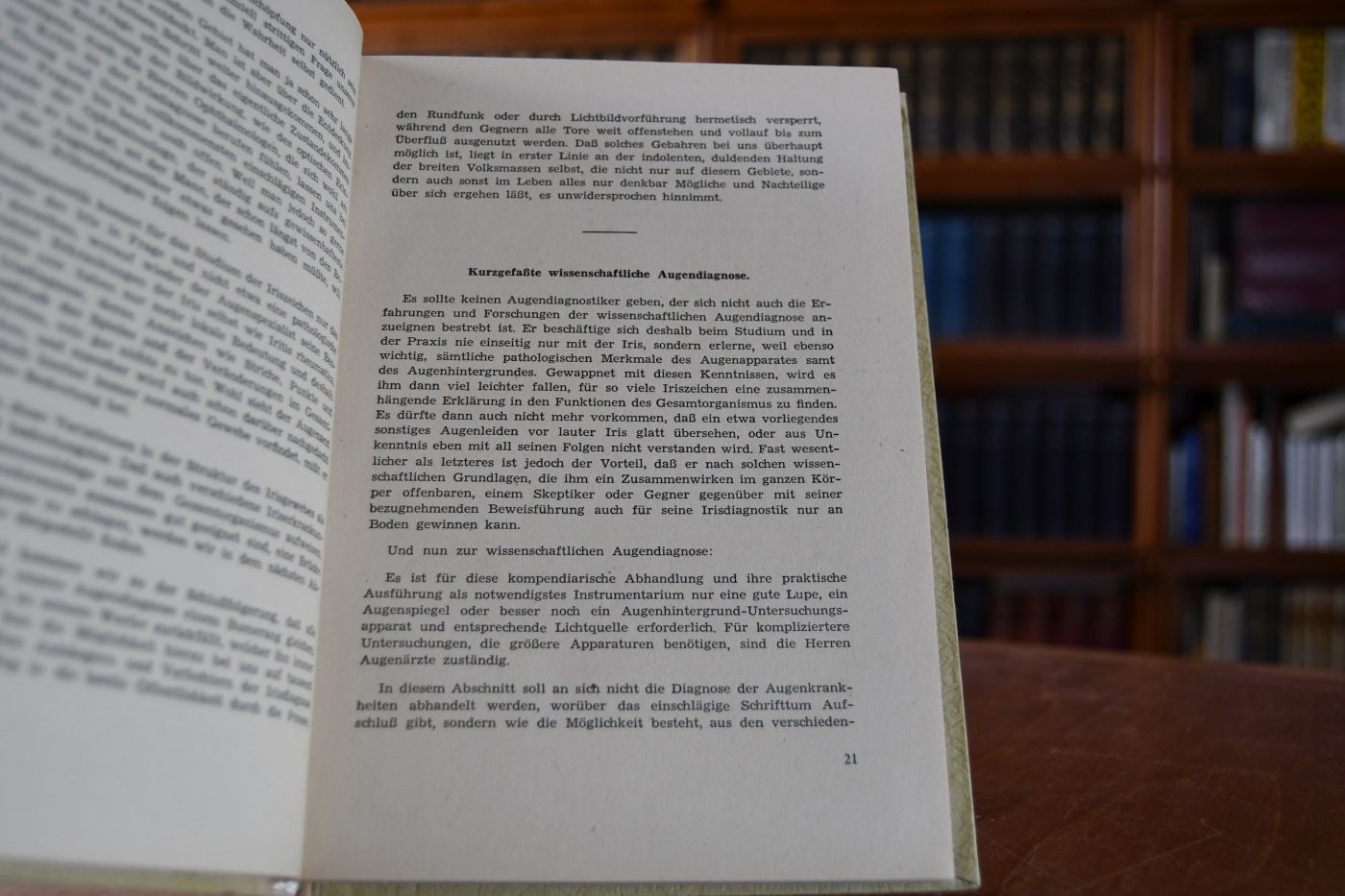 Die Irisdiagnostik. Lehrbuch der Augendiagnose mit wissenschaftlicher Begründung sowie zahlreichen Abbildungen und Iristafeln.