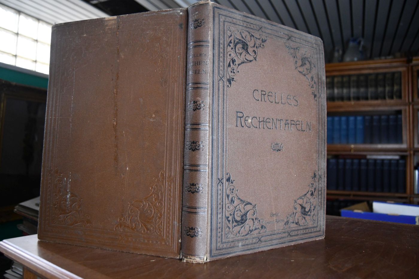 A. L. Crelle`s Rechentafeln welche alles Multipliciren Multiplizieren und Dividiren Dividieren mit Zahlen unter Tausend ganz ersparen, bei grösseren Zahlen aber die Rechnung erleichtern und sicherer machen. Mit einem Vorworte von C. Bremiker. Tables de Calcul ou se Trouvent les Multiplications et Divisions toutes Faites ... -
