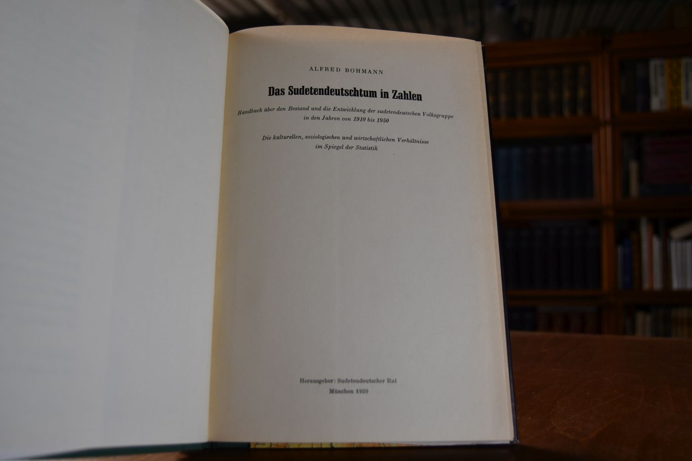 Das Sudetendeutschtum in Zahlen. Handbuch über den Bestand und die Entwicklung der sudetendeutschen Volksgruppe in den Jahren von 1910 bis 1950. Die kulturellen, soziologischen und wirtschaftlichen Verhältnisse im Spiegel der Statistik.