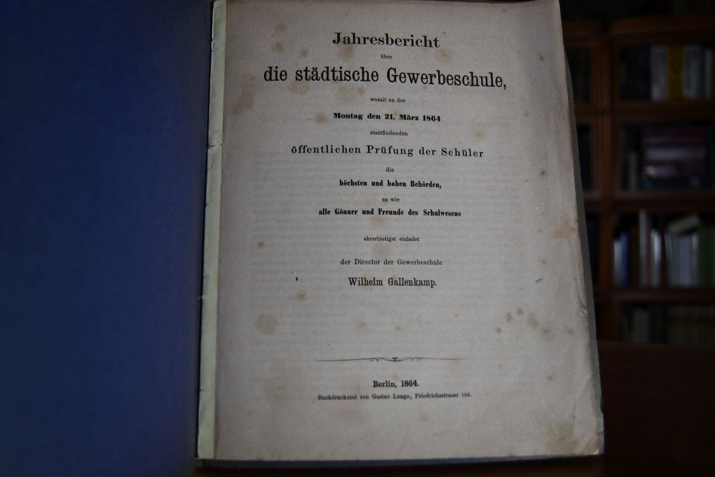 Jahresbericht über die städtische Gewerbeschule, womit zu der Montag den 21. März 1864 stattfindenden öffentlichen Prüfung der Schüler die höchsten und hohen Behörden, so wie alle Gönner und Freunde des Schulwesens ehrerbietigst einladet der Director der Gewerbeschule Wilhelm Gallenkamp. Mit einem Aufsatz von Albert Kotelmann Geschichte der älteren Erwerbungen der Hohenzollern in der Niederlausitz, Vornehmlich nach ungedruckten Aktenstücken der Geheimen Staatsarchive zu Berlin, Dresden und Weimar.