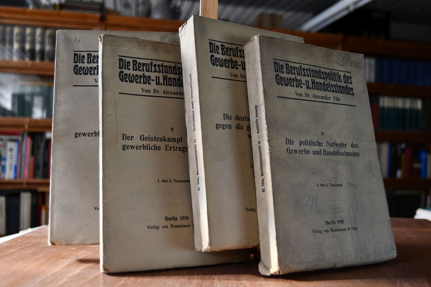 Die Berufsstandspolitik des Gewerbe- u. Handelsstandes. Bde. 1-4. Bd. 1 Die gewerbliche Ertragswirtschaft. Bd. 2 Der Geisteskampf gegen die gewerbliche Ertragswirtschaft.