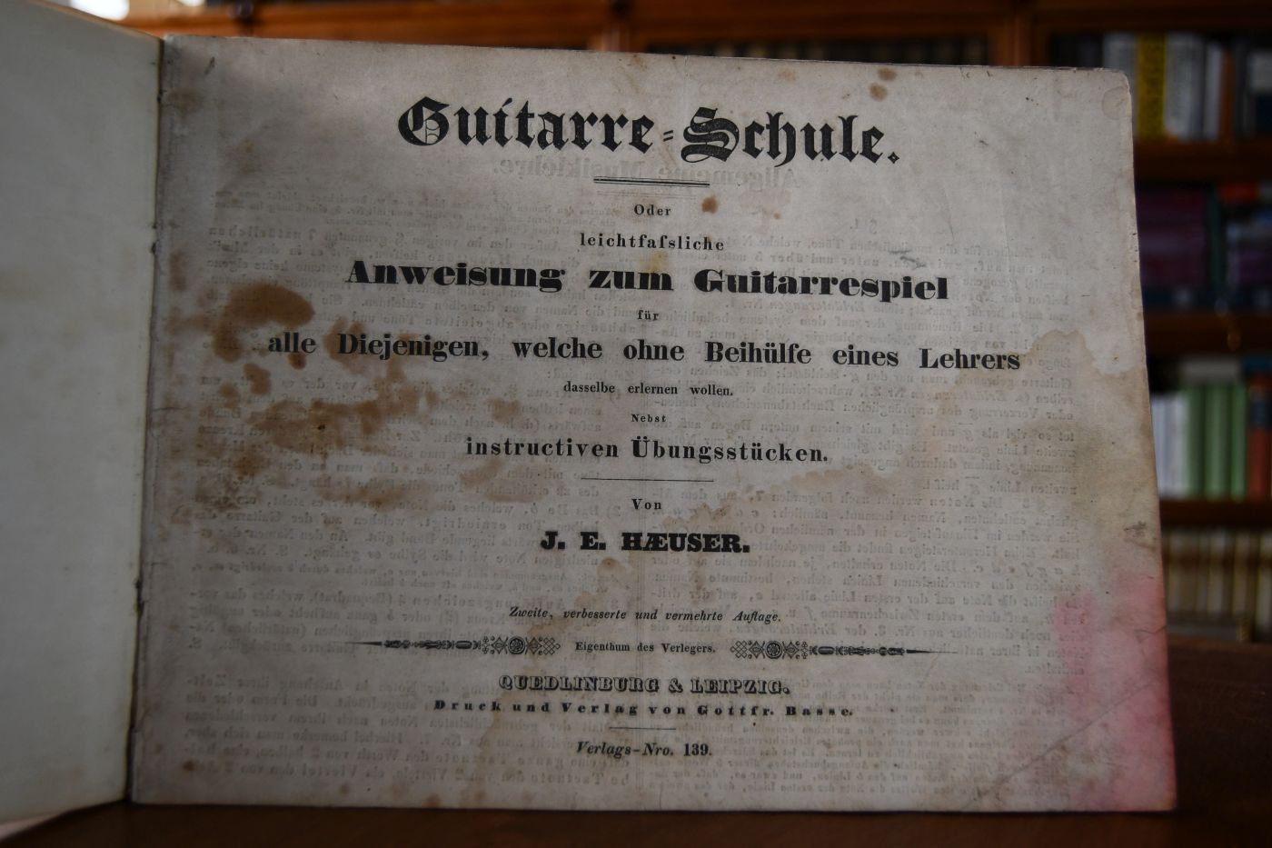 Guitarre-Schule. Oder leichtfassliche Anweisung zum Guitarrespiel für alle Diejenigen, welche ohne Beihülfe eines Lehrers dasselbe erlenen wollen. Nebst instructiven Übungsstücken. Beigebunden Guitarre-Schule von J.E. Häuser 2. und 3. Heft. Enthaltend Instructive Uebungsstücke für dene rsten Unterricht auf der Guitarre, so wie zum Selbstunterricht von Carl Henning, Quedlinburg, Basse, o.J., Verlagsnummer 71 und 107. 15, 15 S.