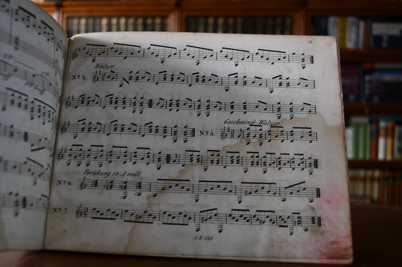 Guitarre-Schule. Oder leichtfassliche Anweisung zum Guitarrespiel für alle Diejenigen, welche ohne Beihülfe eines Lehrers dasselbe erlenen wollen. Nebst instructiven Übungsstücken. Beigebunden Guitarre-Schule von J.E. Häuser 2. und 3. Heft. Enthaltend Instructive Uebungsstücke für dene rsten Unterricht auf der Guitarre, so wie zum Selbstunterricht von Carl Henning, Quedlinburg, Basse, o.J., Verlagsnummer 71 und 107. 15, 15 S.