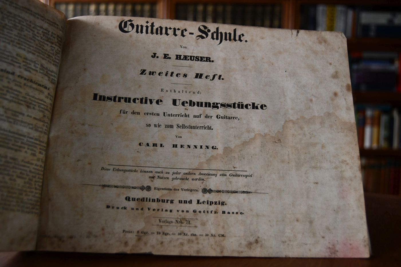 Guitarre-Schule. Oder leichtfassliche Anweisung zum Guitarrespiel für alle Diejenigen, welche ohne Beihülfe eines Lehrers dasselbe erlenen wollen. Nebst instructiven Übungsstücken. Beigebunden Guitarre-Schule von J.E. Häuser 2. und 3. Heft. Enthaltend Instructive Uebungsstücke für dene rsten Unterricht auf der Guitarre, so wie zum Selbstunterricht von Carl Henning, Quedlinburg, Basse, o.J., Verlagsnummer 71 und 107. 15, 15 S.