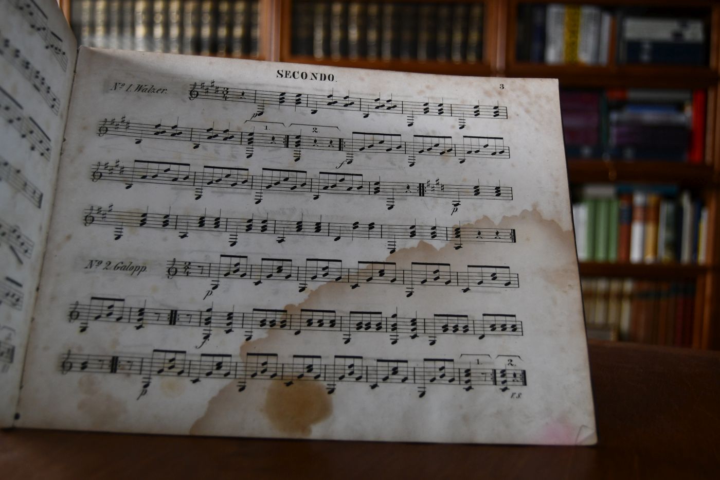 Guitarre-Schule. Oder leichtfassliche Anweisung zum Guitarrespiel für alle Diejenigen, welche ohne Beihülfe eines Lehrers dasselbe erlenen wollen. Nebst instructiven Übungsstücken. Beigebunden Guitarre-Schule von J.E. Häuser 2. und 3. Heft. Enthaltend Instructive Uebungsstücke für dene rsten Unterricht auf der Guitarre, so wie zum Selbstunterricht von Carl Henning, Quedlinburg, Basse, o.J., Verlagsnummer 71 und 107. 15, 15 S.