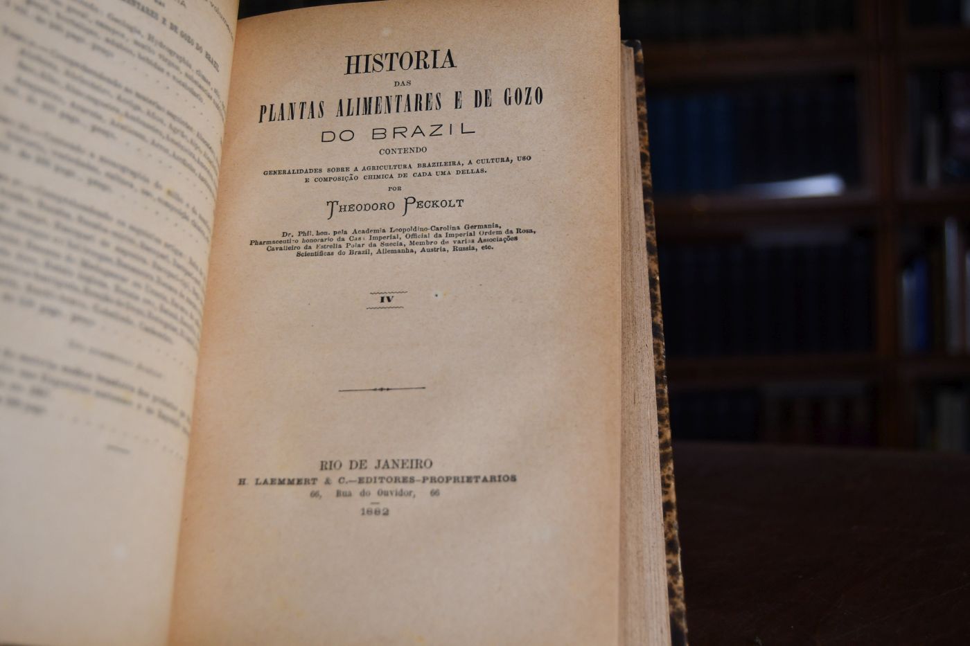 Historia das Plantas Alimentares e de Gozo do Brasil I+II+IV+V. Beigebunden von demselben Autor Monographia do Milho e da Mandioca, sua historia, variedades, cultura, uso, composicao chimica, etc., 175 S., 1878, Rio de Janeiro, Laemmert.