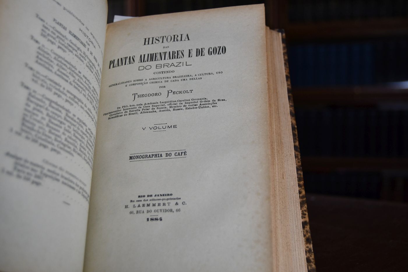 Historia das Plantas Alimentares e de Gozo do Brasil I+II+IV+V. Beigebunden von demselben Autor Monographia do Milho e da Mandioca, sua historia, variedades, cultura, uso, composicao chimica, etc., 175 S., 1878, Rio de Janeiro, Laemmert.