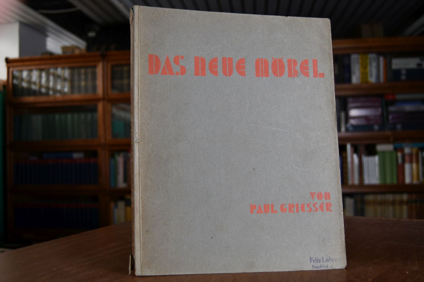 Das neue Möbel. Neuzeitliche Wohn-, Schlaf- und Arbeitsräume in 93 Ansichten und 119 Maßzeichnungen.