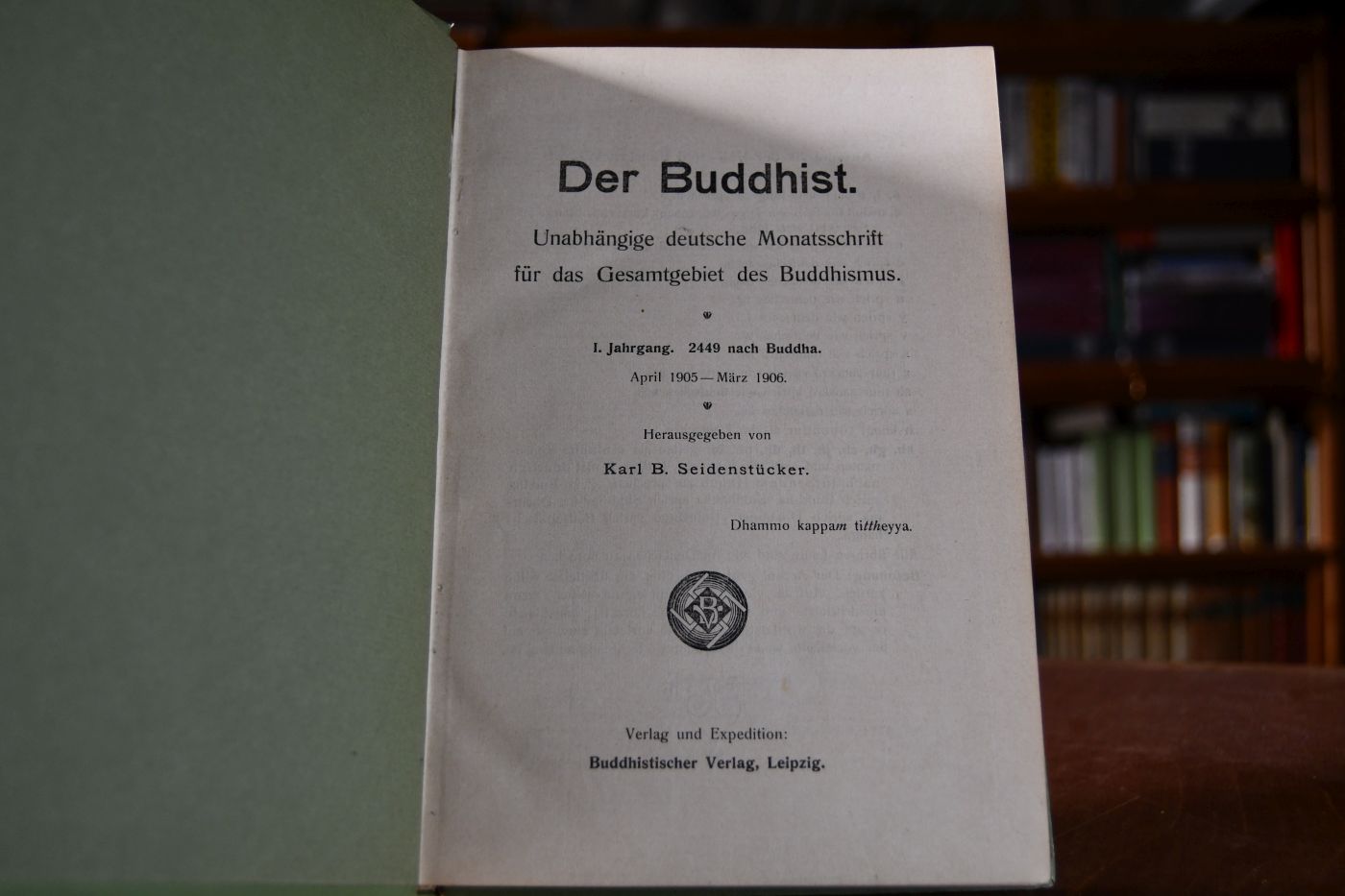 Der Buddhist. Unabhängige deutsche Monatsschrift für das Gesamtgebiet des Buddhismus. 1. Jahrgang. 2449 nach Buddha. April 1905 - März 1906. Angebunden Die Buddhistische Welt. Deutsche Monatsblätter zur Orientierung über die buddhistische Mission im Morgen- und Abendlande, Leipzig, Buddhistischer Verlag, 1905-1906, IV, 96 S.