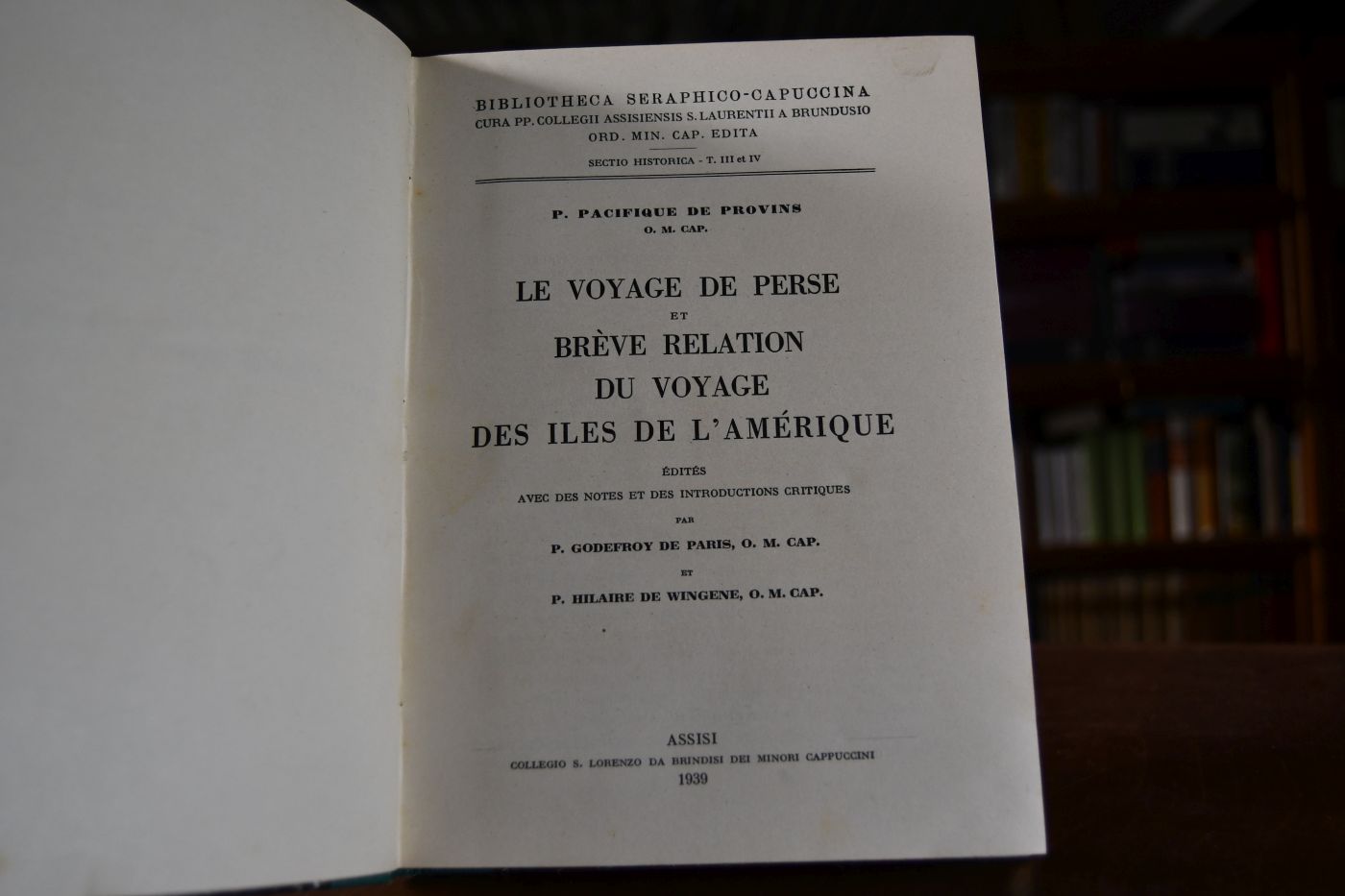 Le voyage de Perse et brève relation du voyage des îles de l`Amerique. Édités avec des notes et des introductions critiques par Godefroy de Paris et Hilaire de Wingens.