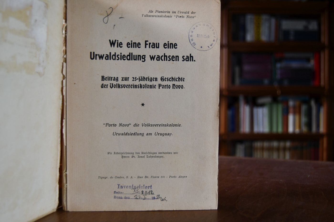 Wie eine Frau eine Urwaldsiedlung wachsen sah. Beitrag zur 25-jährigen Geschichte der Volksvereinskolonie Porto Novo. "Porto Novo" die Volksvereinskolonie, Urwaldsiedlung in Uruguay.