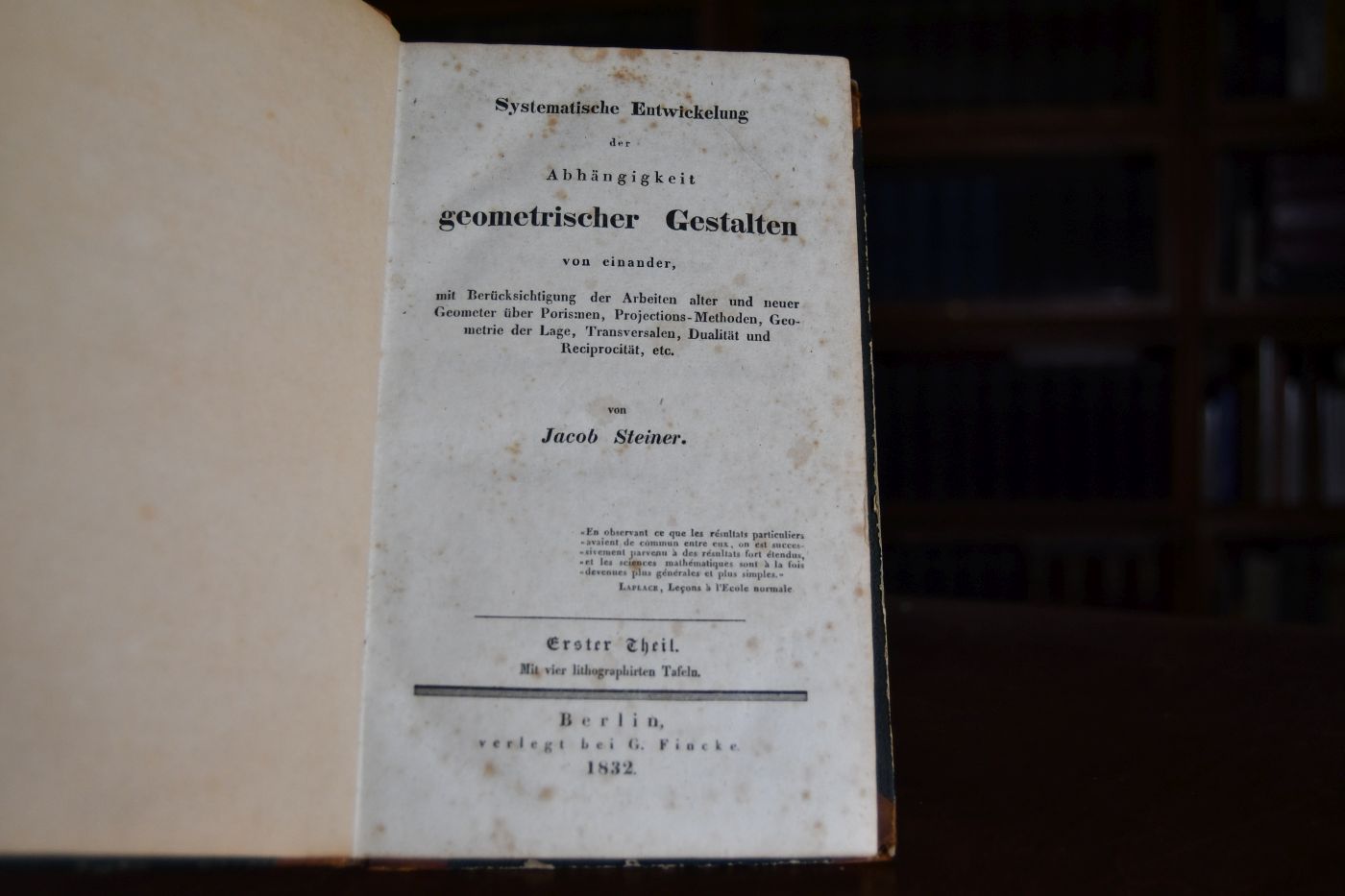 Systematische Entwicklung der Abhängigkeit geometrischer Gestalten von einander, mit Berücksichtigung der Arbeiten alter und neuer Geometer über Porismen, Projections-Methoden, Geometrie der Lage, Transversalen, Dualität und Reciprocität, etc. Erster Theil (alles Erschienene).