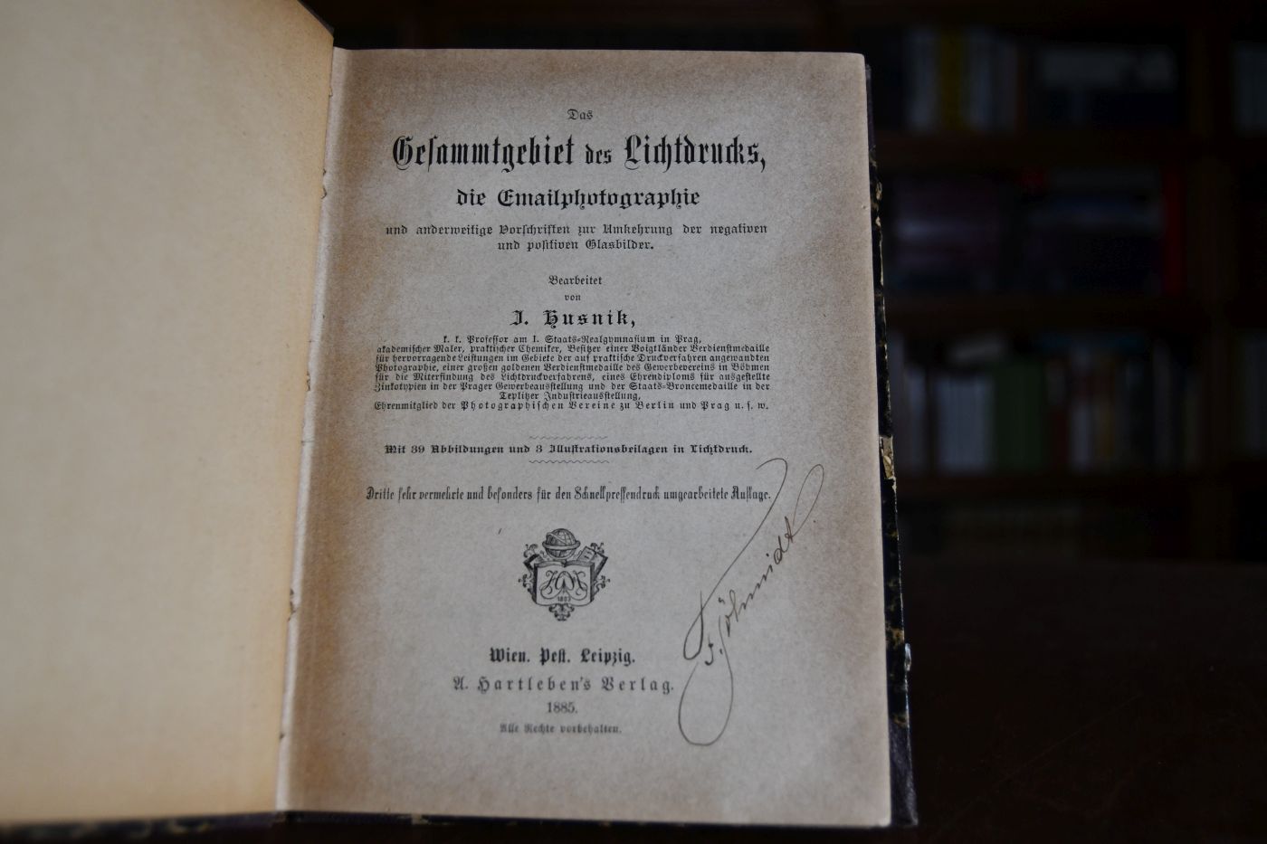 Das Gesammtgebiet des Lichtdrucks, die Emailphotographie und anderweitige Vorschriften zur Umkehrung der negativen und positiven Glasbilder.