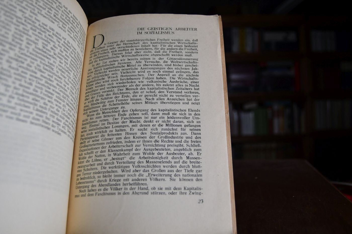 Der Faschismus und die Intellektuellen. Untergang des Deutschen Geistes. (= Probleme des Sozialismus. Sozialdemokratische Schriftenreihe. Nr.6). Von Landgerichtsdirektor ***.
