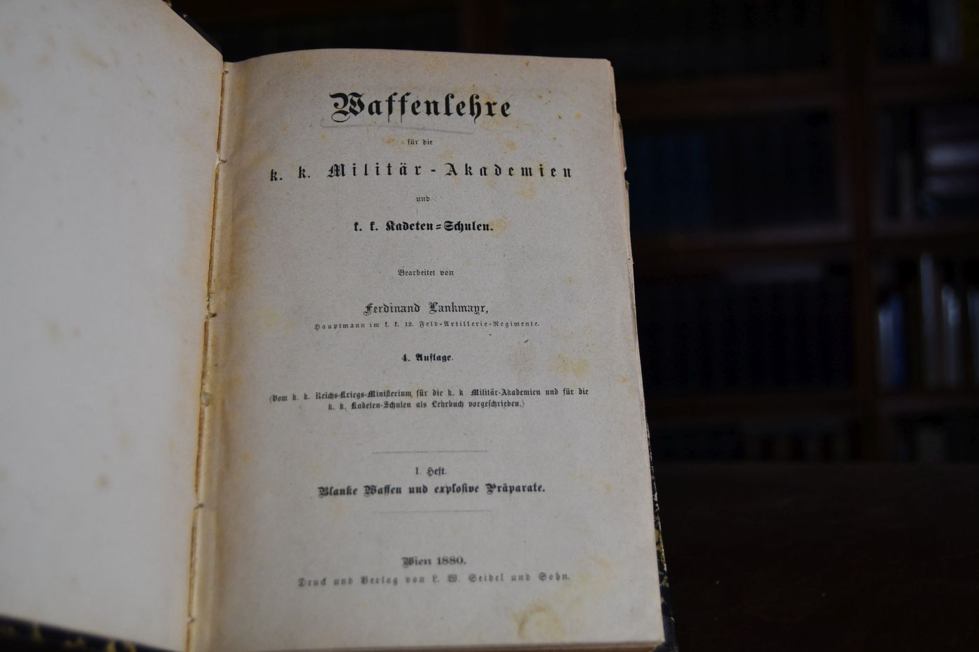 Waffenlehre für die k.k. Militär-Akademien und k.k. Kadetten-Schulen. 5 Hefte in 1 Band Heft 1, 4. Auflage Blanke Waffen und explosive Präparate, Heft 2, 3. Auflage Geschosse, Rohre, Gestelle, Ausrüstungs-Gegenstände und Transport-Mittel für Feuerwaffen, Heft 3, 2. Auflage Gebrauch und Wirkung von Feuerwaffen, Heft 4, 2. Auflage Handfeuerwaffen, Heft 5, 2. Auflage Geschütze.