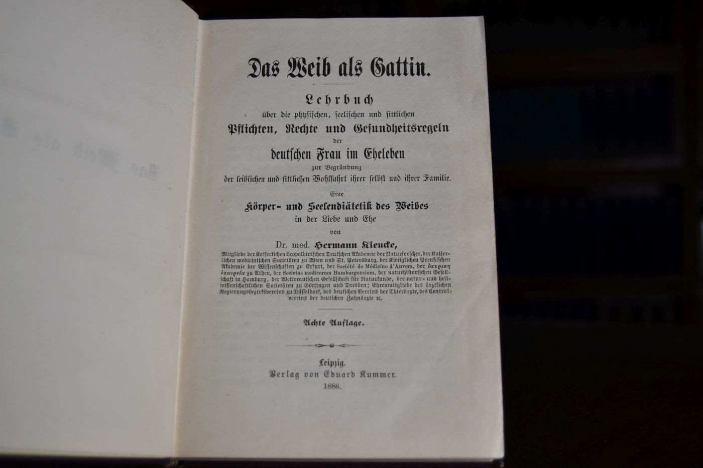 Das Weib als Gattin. Lehrbuch über die Pflichten, Rechte und Gesundheitsregeln der deutschen Frau im Eheleben zur Begründung der leiblichen und sittlichen Wohlfahrt ihrer selbst und ihrer Familie. Eine Körper- und Seelendiätetik des Weibes in der Liebe und Ehe.