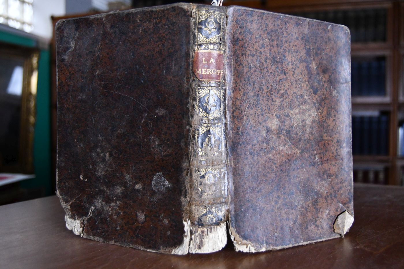 La Merope. Tragedia con Annotazioni dell`Autore, e con la sua Risposta alla Lettera del Sig. di Voltaire. Aggiungesi per altra mano la version Francese del Sig. Freret, e la Inglese del Sig. Ayre, con una Confutazione della Critica ultimamente stampata.