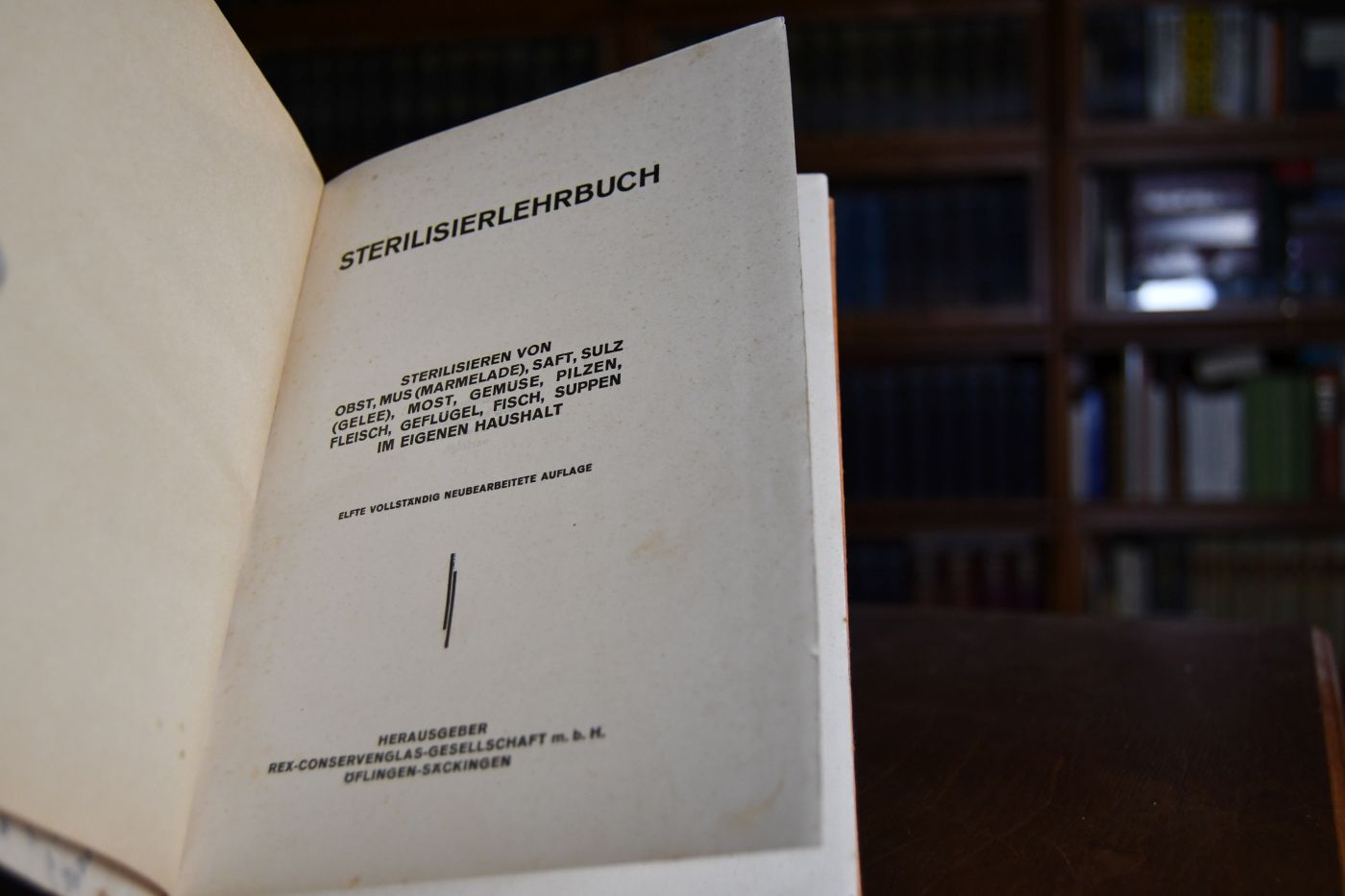 Sterilisierlehrbuch. Sterilisieren von Obst, Mus (Marmelade), Saft, Sulz (Gelee), Most, Gemüse, Pilzen, Fleisch, Geflügel, Fisch, Suppen im eigenen Haushalt.