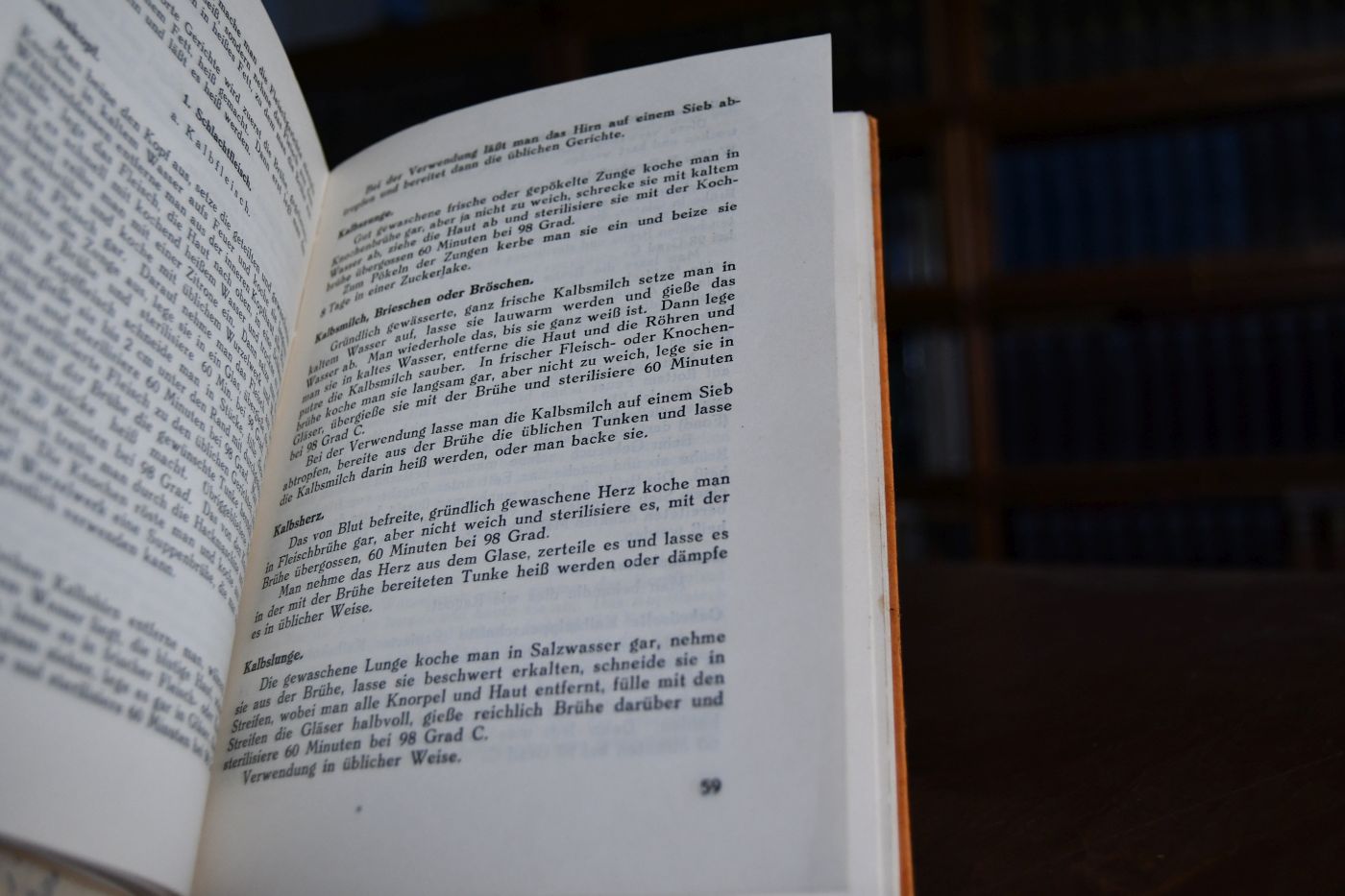 Sterilisierlehrbuch. Sterilisieren von Obst, Mus (Marmelade), Saft, Sulz (Gelee), Most, Gemüse, Pilzen, Fleisch, Geflügel, Fisch, Suppen im eigenen Haushalt.