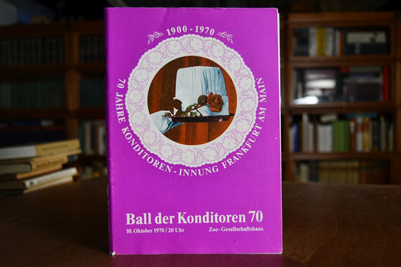 Festschrift zum 70 jährigen Bestehen der Konditoren-Innung Frankfurt und Umgebung.