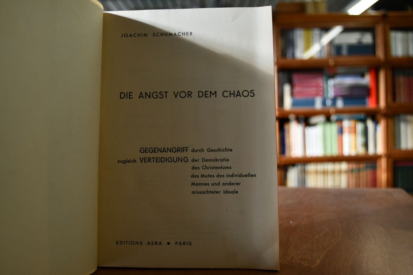 Die Angst vor dem Chaos. Gegenangriff durch Geschichte zugleich Verteidigung der Demokratie des Christentums des Mutes des individuellen Mannes und anderer missachteter Ideale.