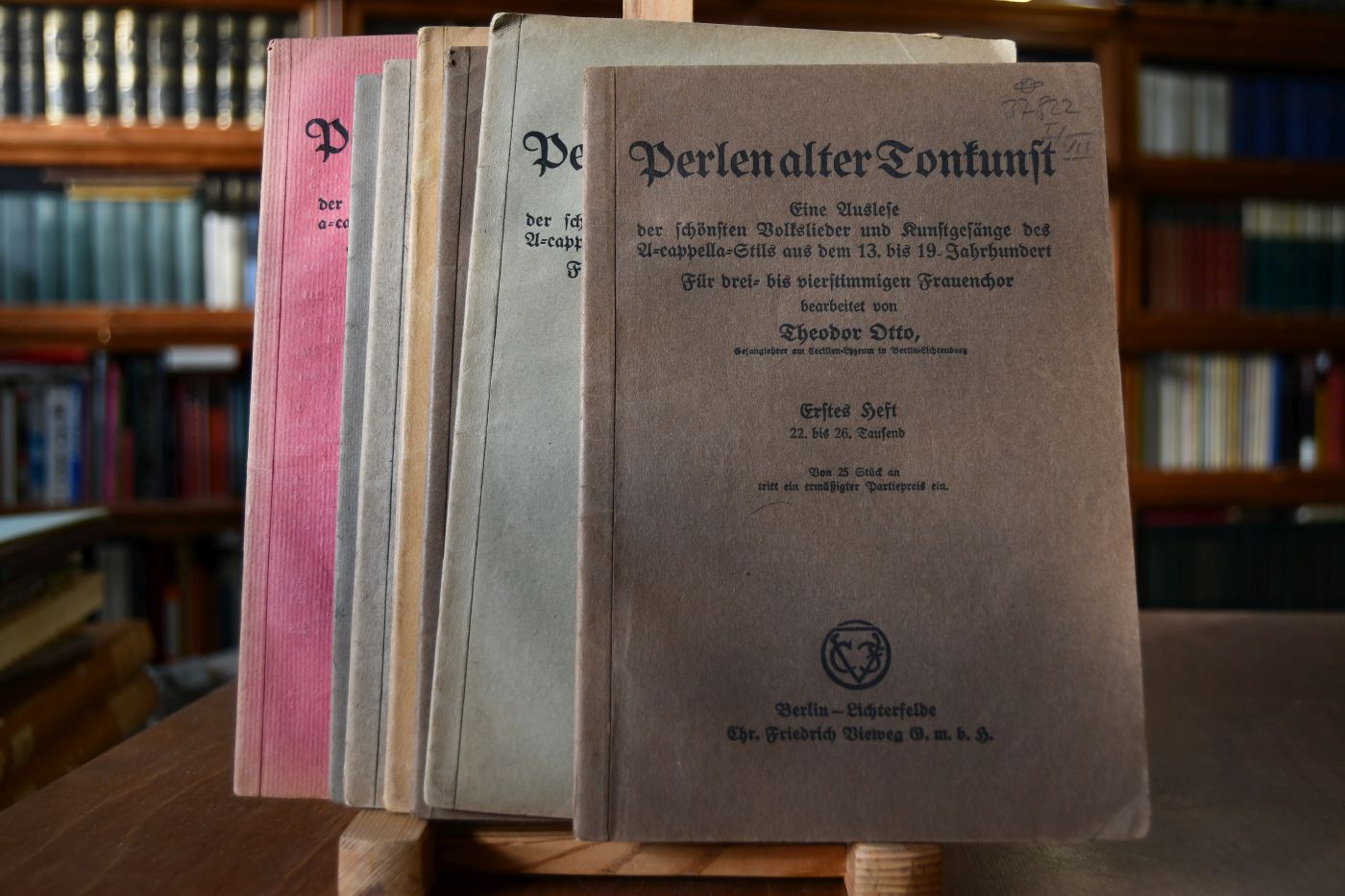 Perlen alter Tonkunst. Eine Auslese der schönsten Volkslieder und Kunstgesänge des A-cappella-Stils aus dem 13. bis 19. Jahrhundert. Für drei- bis vierstimmigen Frauenchor. Hefte 1,2, 4-8 (insgesamt 7 Hefte).