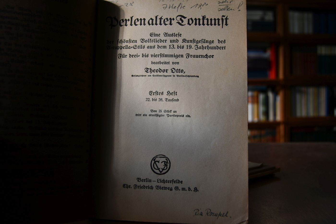 Perlen alter Tonkunst. Eine Auslese der schönsten Volkslieder und Kunstgesänge des A-cappella-Stils aus dem 13. bis 19. Jahrhundert. Für drei- bis vierstimmigen Frauenchor. Hefte 1,2, 4-8 (insgesamt 7 Hefte).