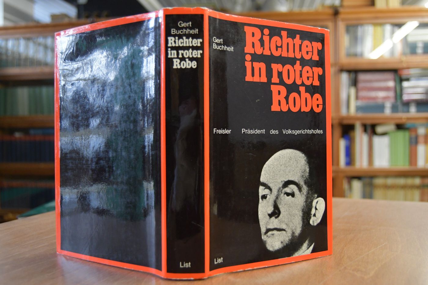Richter in roter Robe. Freisler Präsident des Volksgerichtshofes.