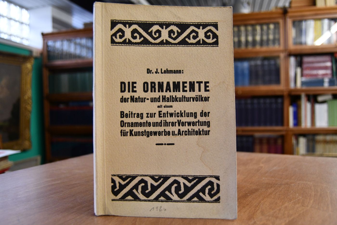 Die Ornamente der Natur-und Halbkulturvölker. Mit einem Beitrag zur Entwicklung der Ornamente und ihrer Verwertung für Kunstgwerbe und Architektur.
