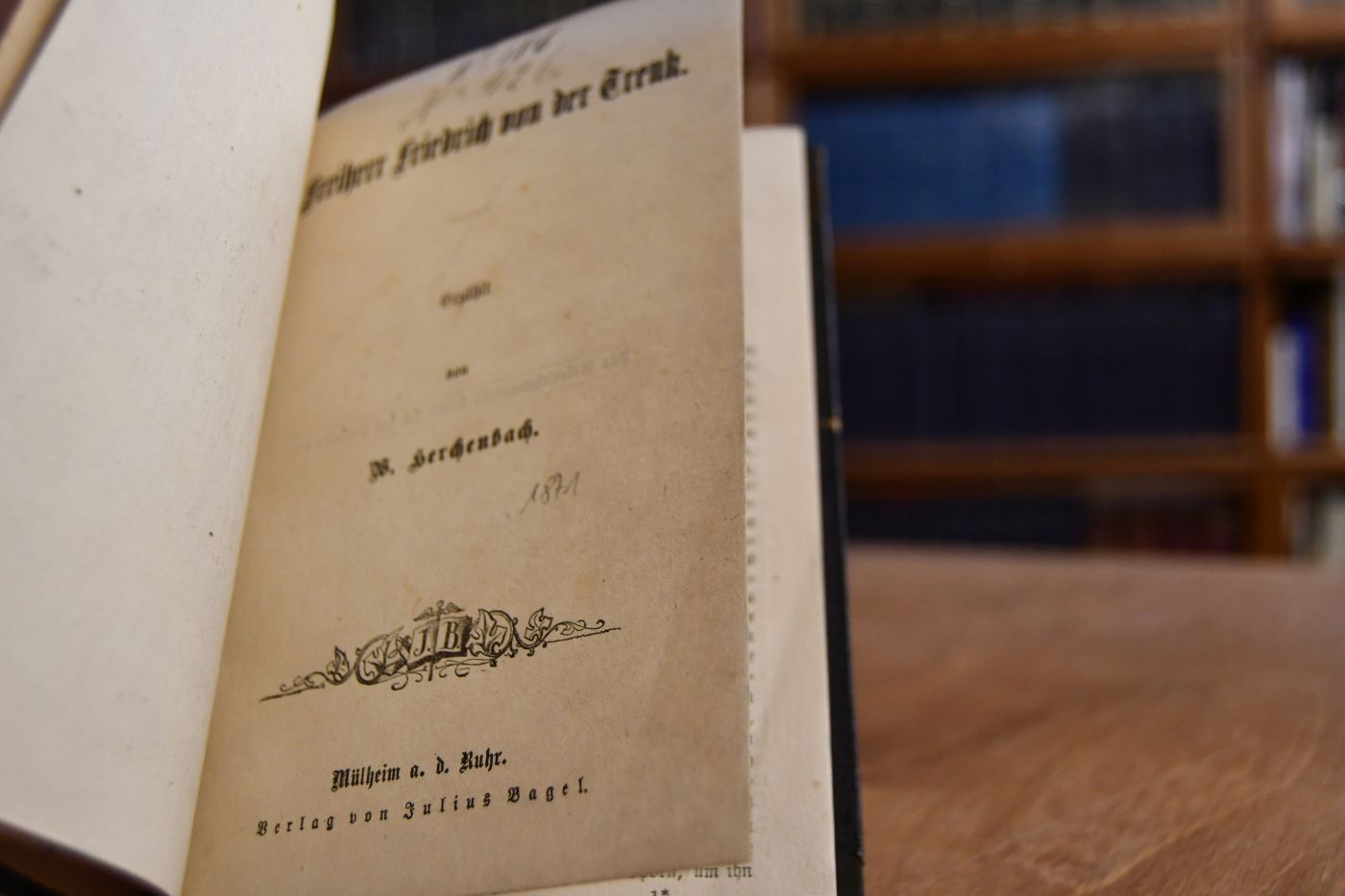 Sammelband mit 3 Einzelschriften 1. Freiherr von der Trenck. 2. Die Geheimnisse der Familiengruft. 3. Bis auf`s Schaffot. Criminalgeschichte.