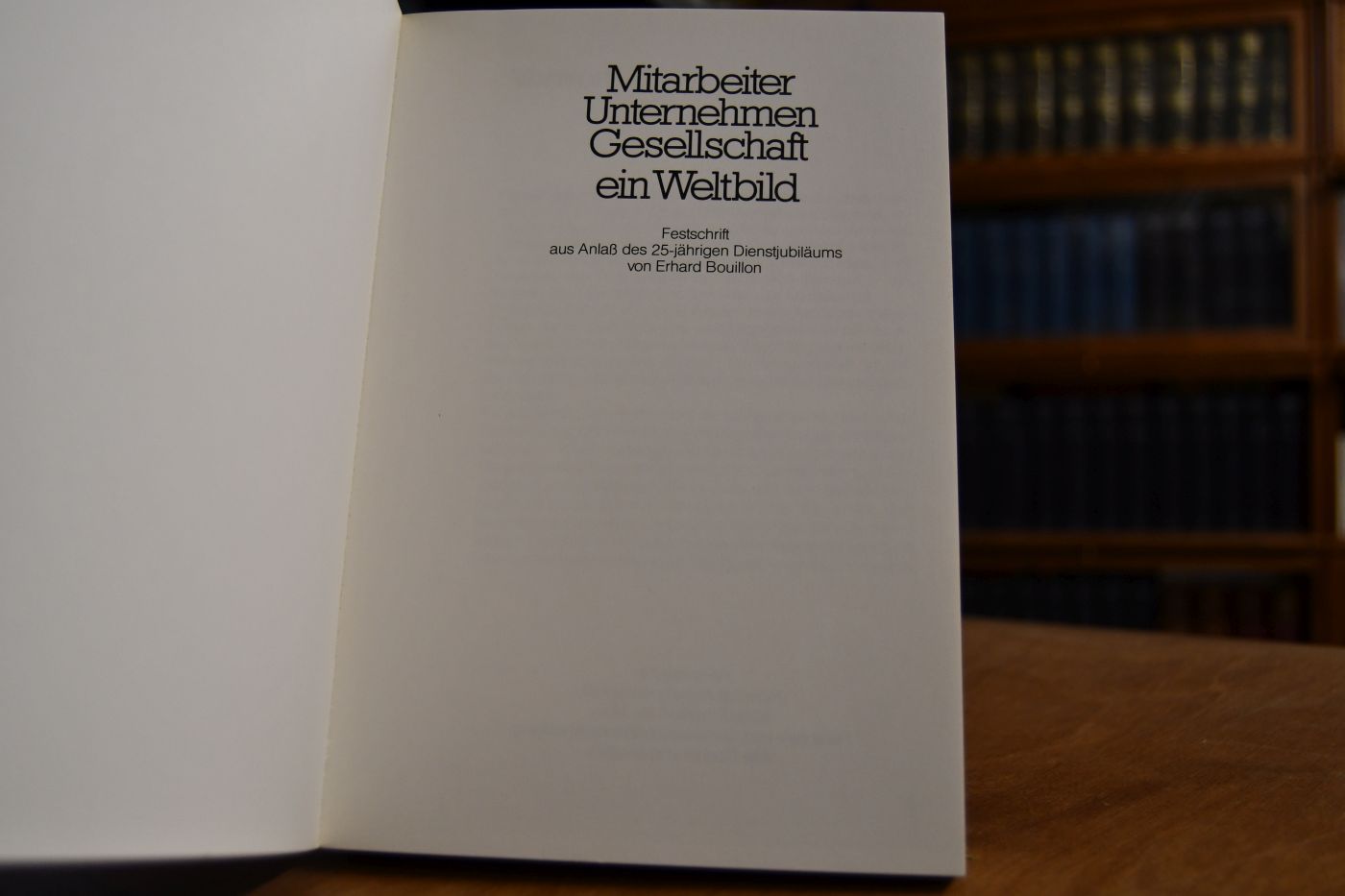Mitarbeiter, Unternehmen, Gesellschaft, ein Weltbild. Festschrift aus Anlaß des 25jährigen Dienstjubiläums von Erhard Bouillon.
