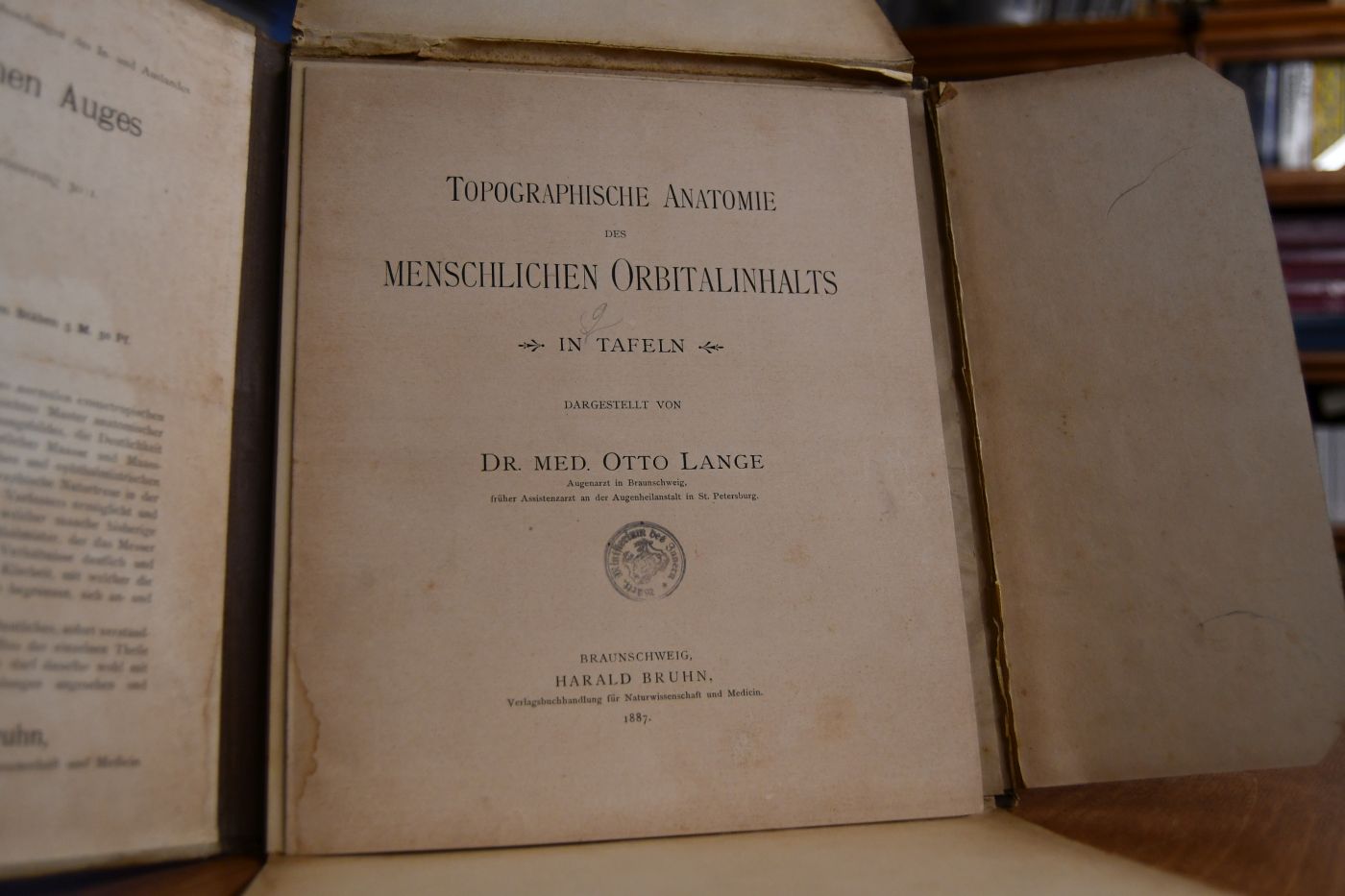 Topographische Anatomie des menschlichen Orbitalinhalts in Tafeln.