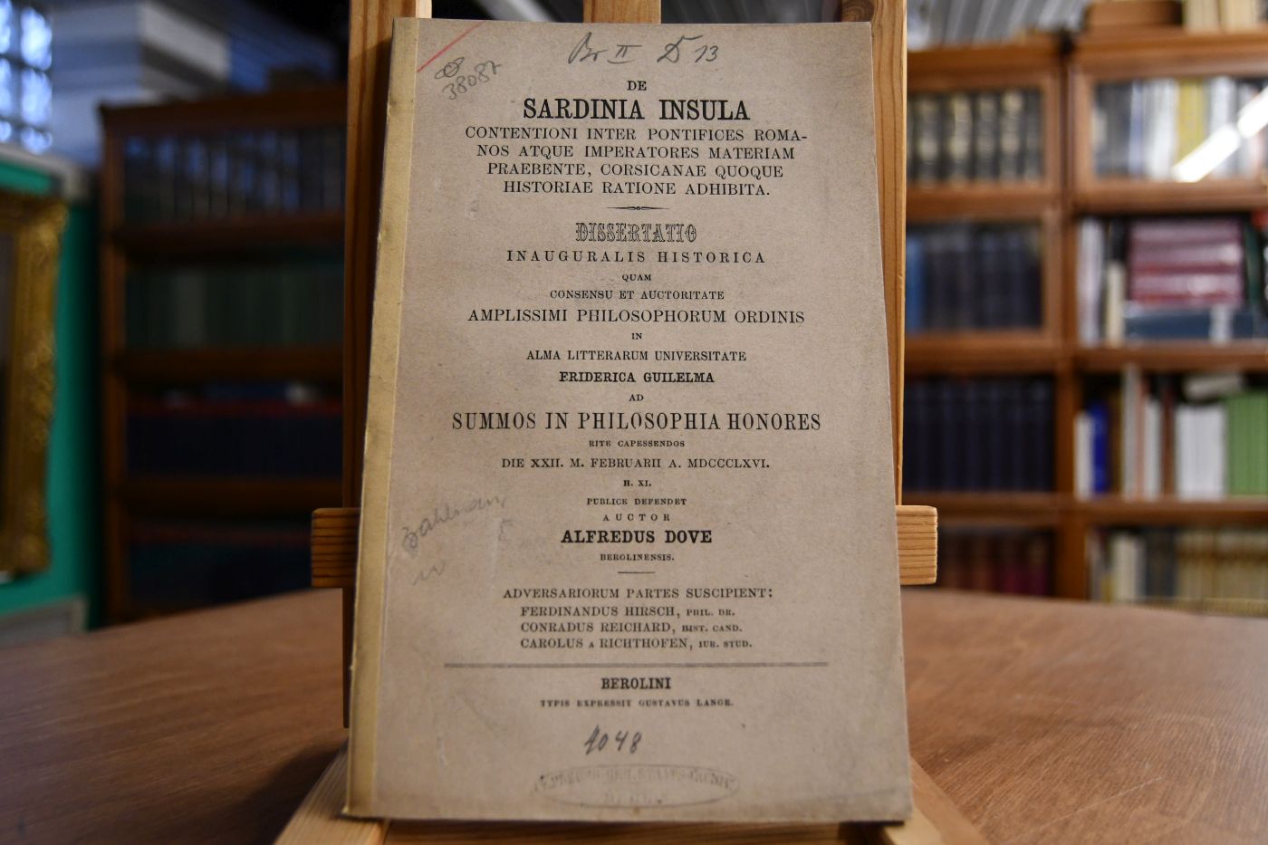 De Sardinia Insula contentioni inter Pontifices romanos atque Imperatores materiam praebente, Corsicanae quoque Historiae ratione adhibita.